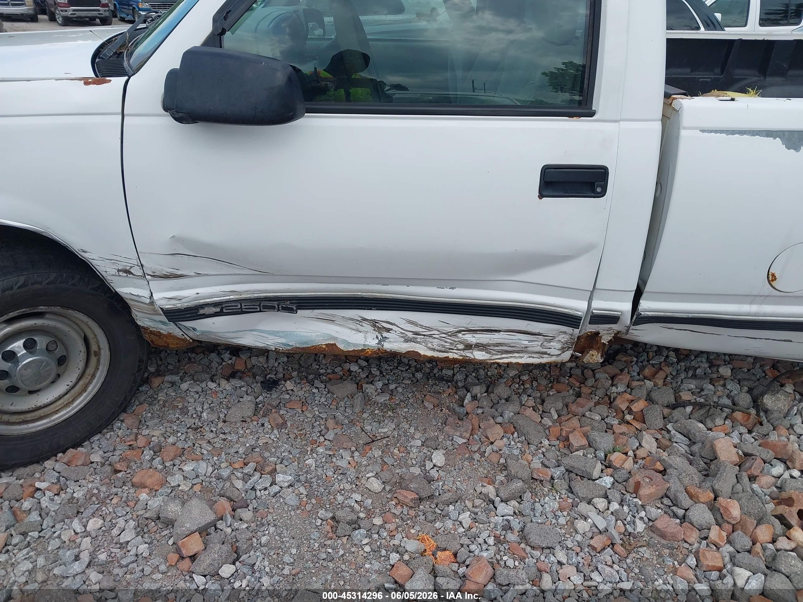 2000 Chevrolet C2500   White vin: 1GCGC24R9YR182217