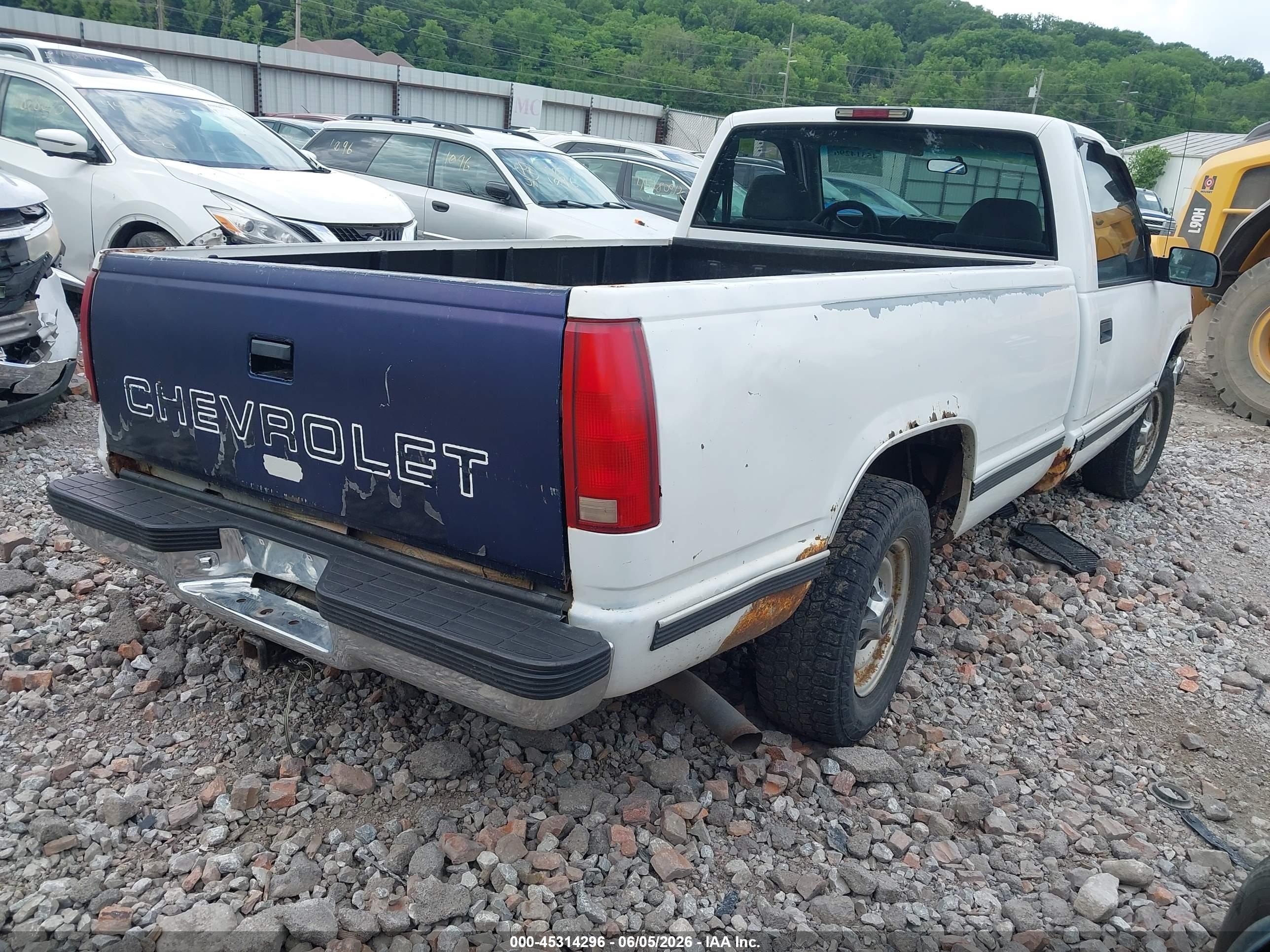 2000 Chevrolet C2500   White vin: 1GCGC24R9YR182217