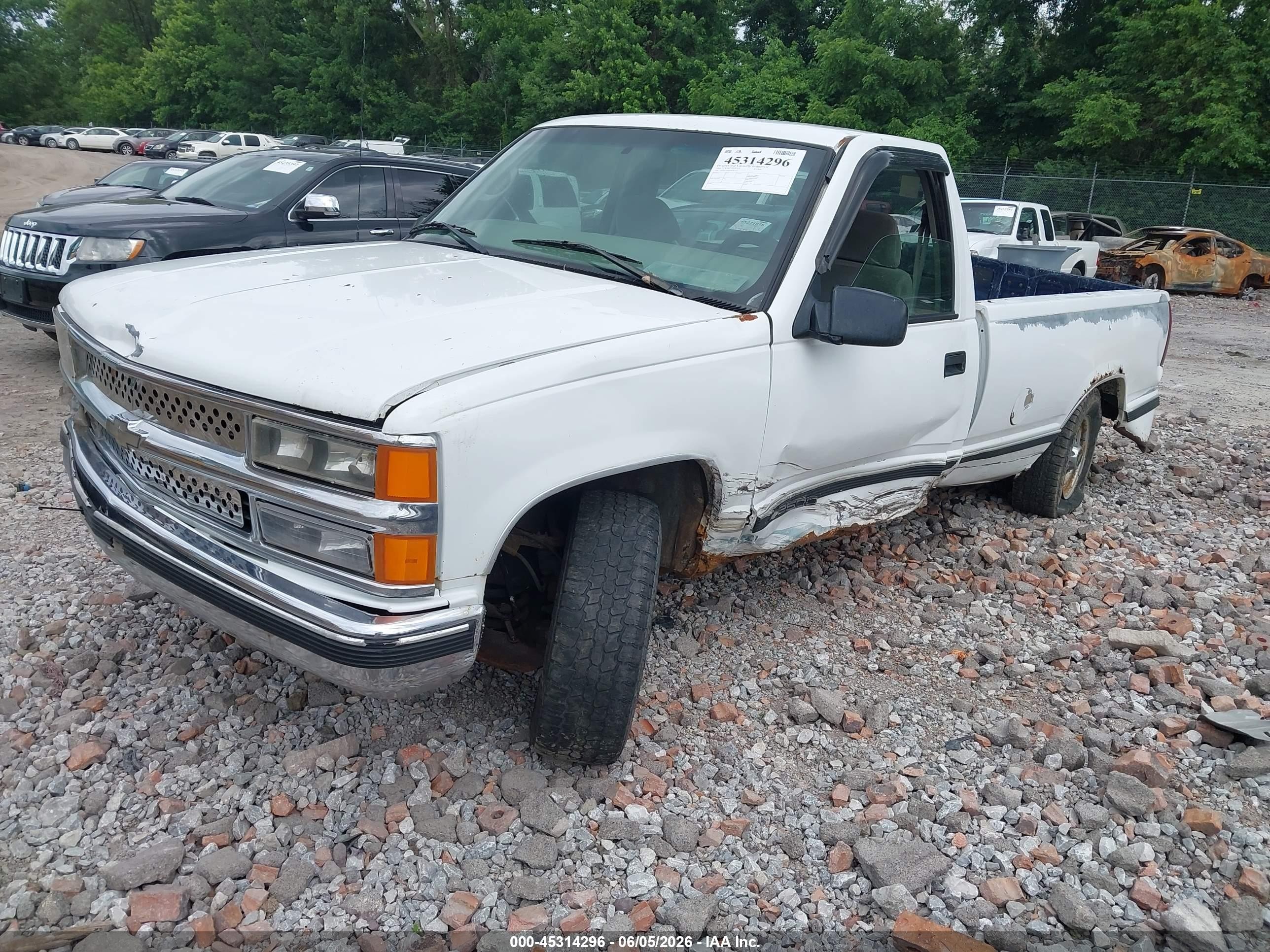 2000 Chevrolet C2500   White vin: 1GCGC24R9YR182217