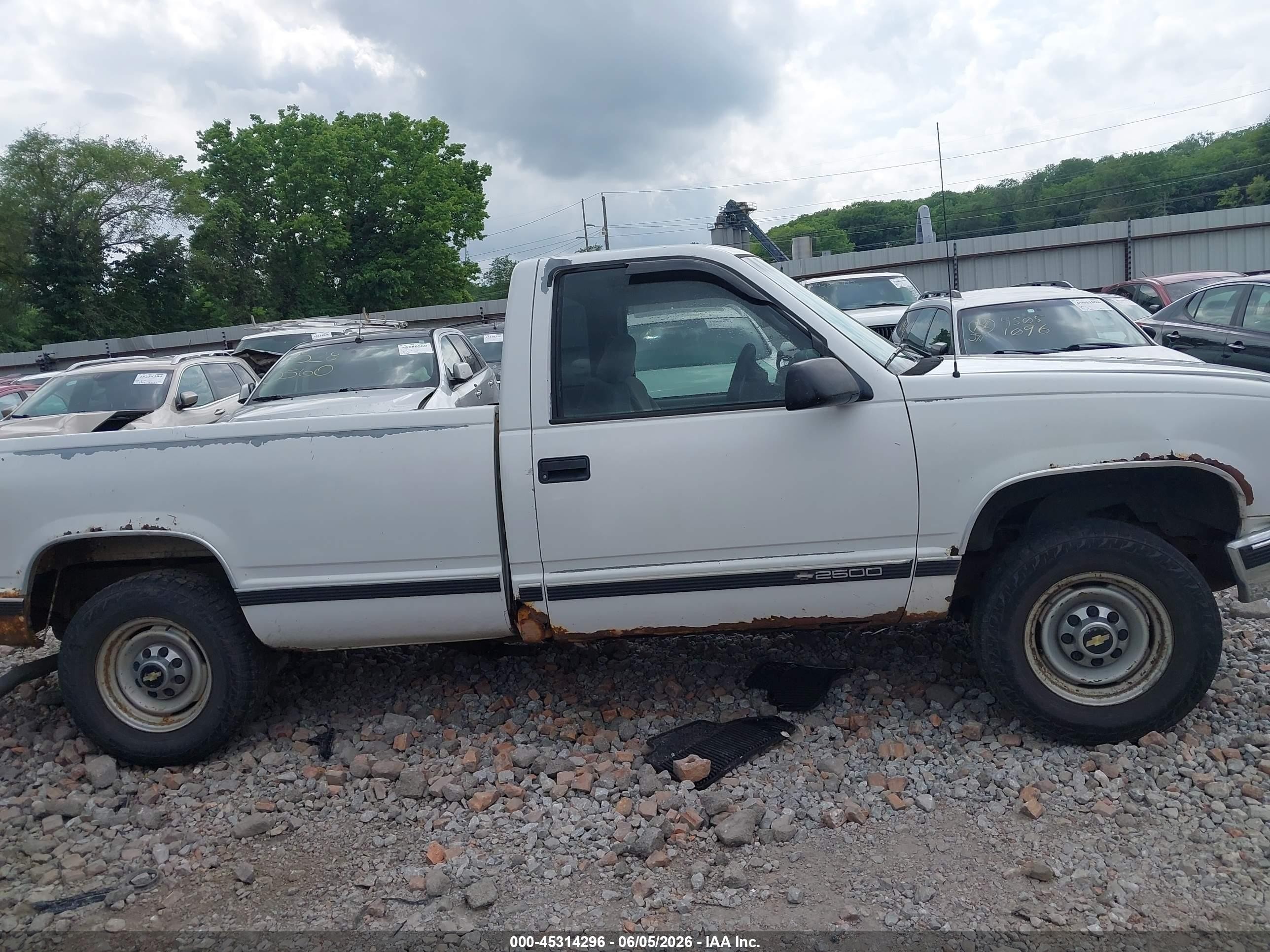 2000 Chevrolet C2500   White vin: 1GCGC24R9YR182217