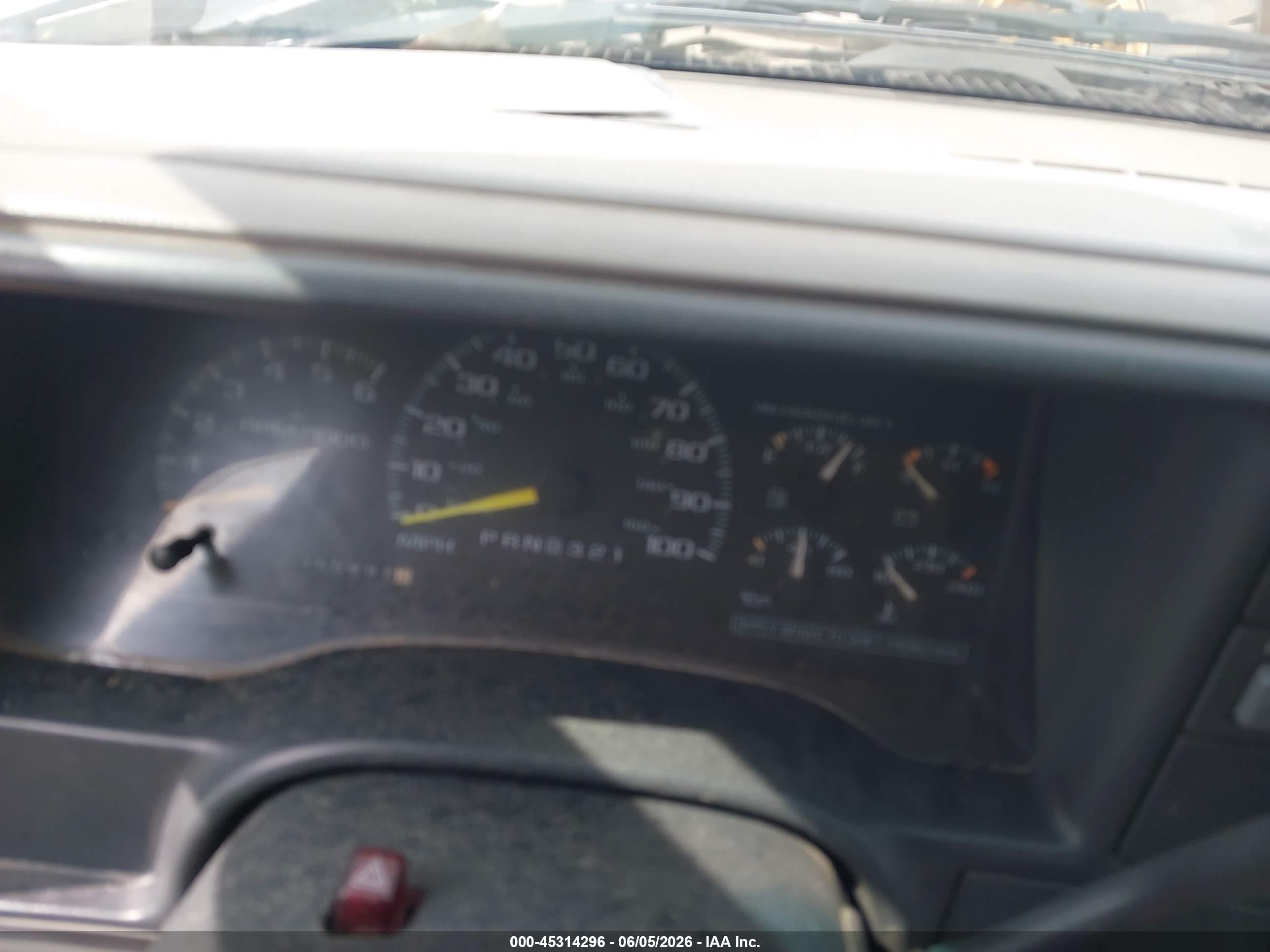 2000 Chevrolet C2500   White vin: 1GCGC24R9YR182217