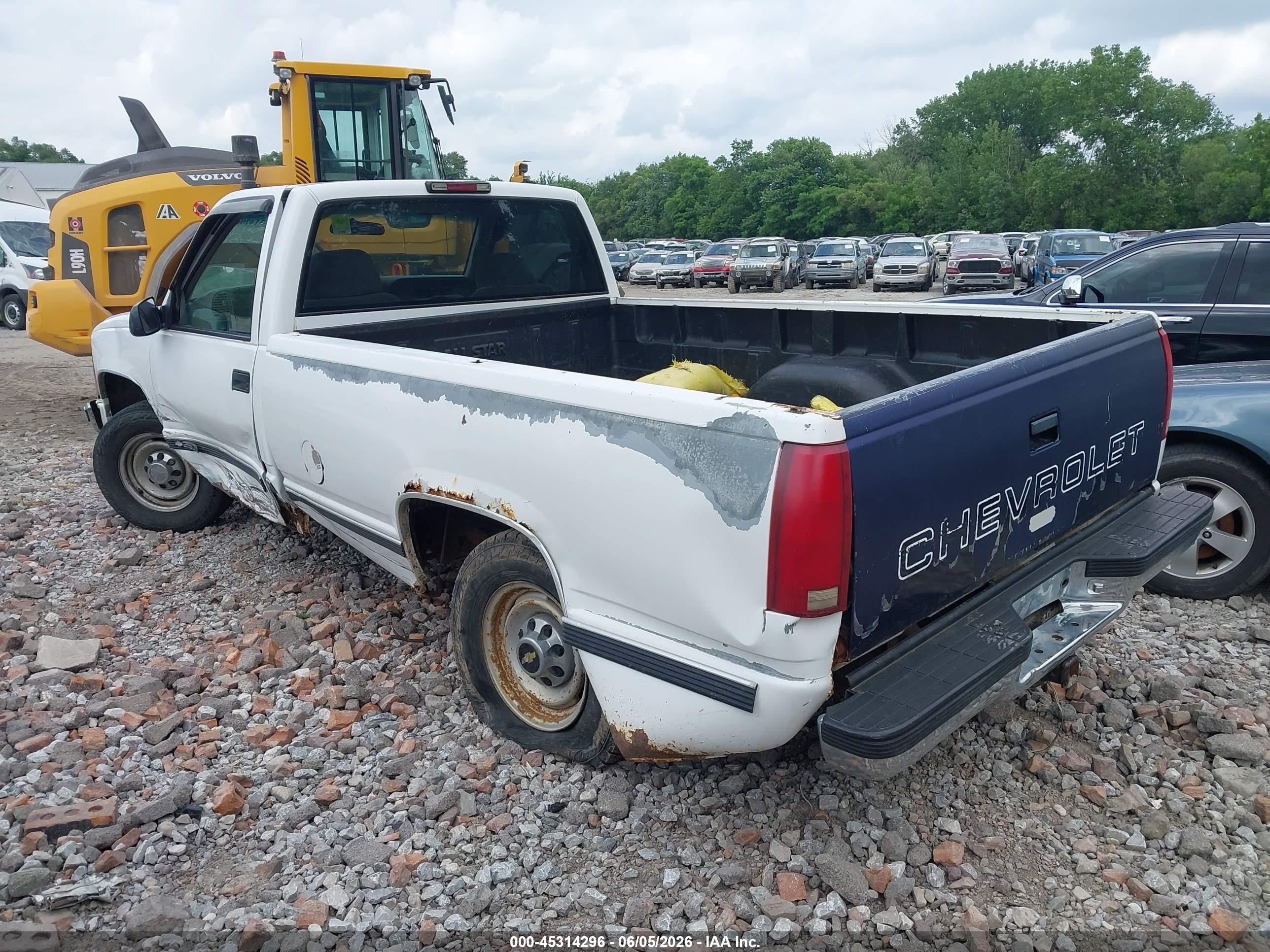 2000 Chevrolet C2500   White vin: 1GCGC24R9YR182217