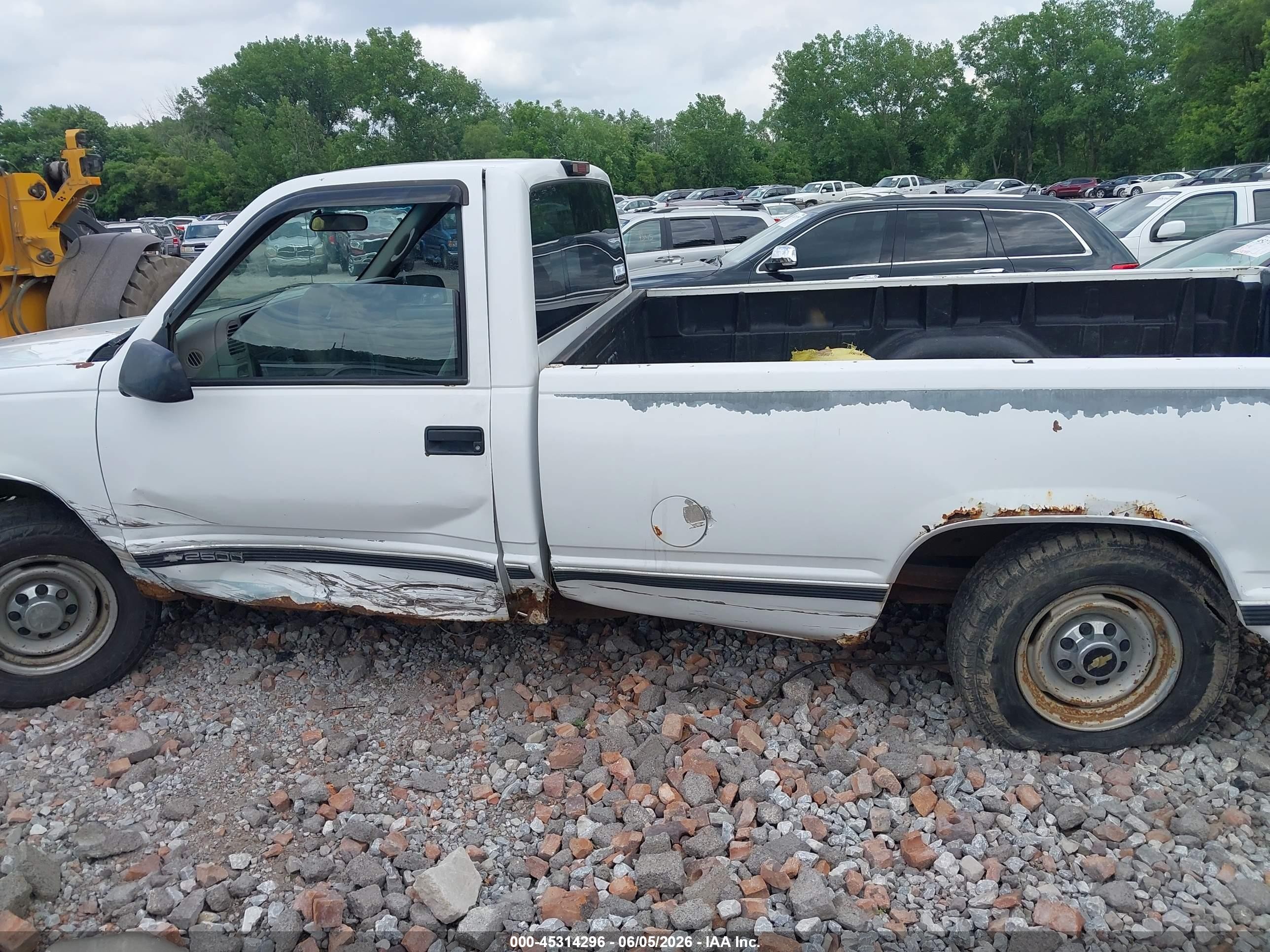 2000 Chevrolet C2500   White vin: 1GCGC24R9YR182217