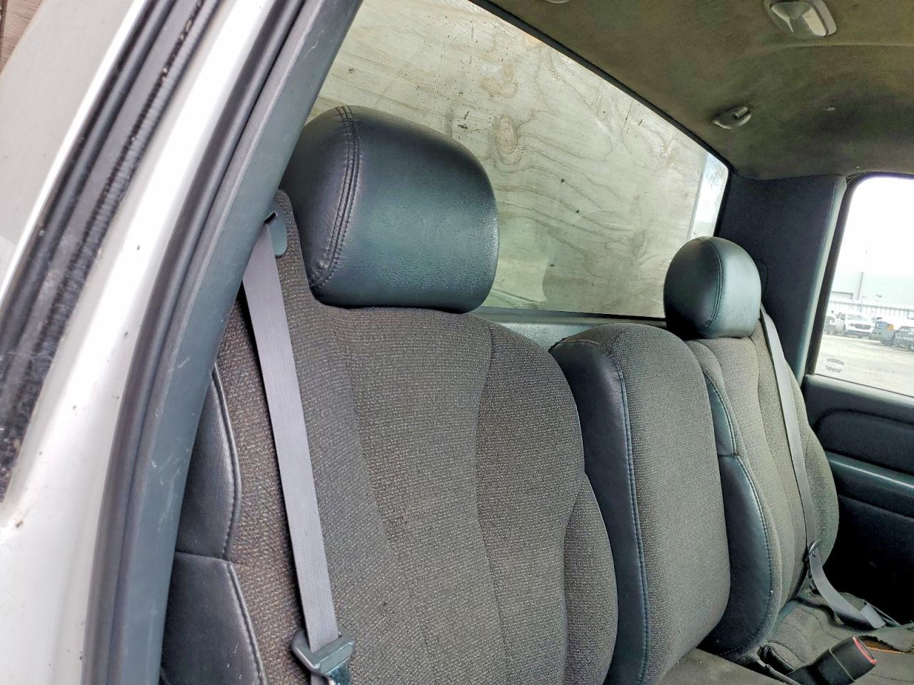 2000 Chevrolet Silverado C2500 Белый vin: 1GCGC24U3YZ258244