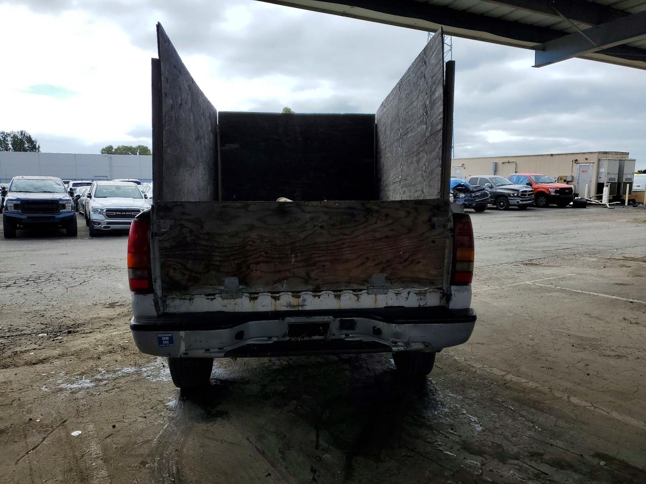 2000 Chevrolet Silverado C2500 Белый vin: 1GCGC24U3YZ258244