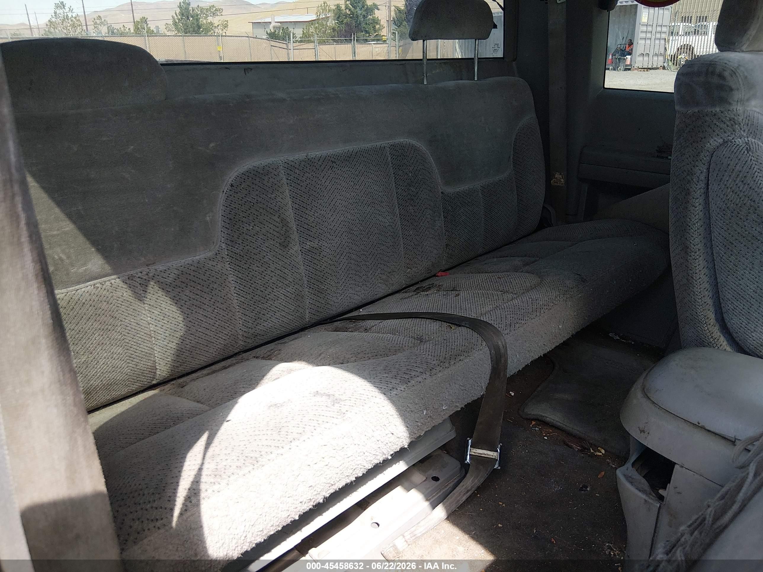 1998 Chevrolet C/k 2500 Fleetside Burgundy vin: 1GCGC29J3WE157076