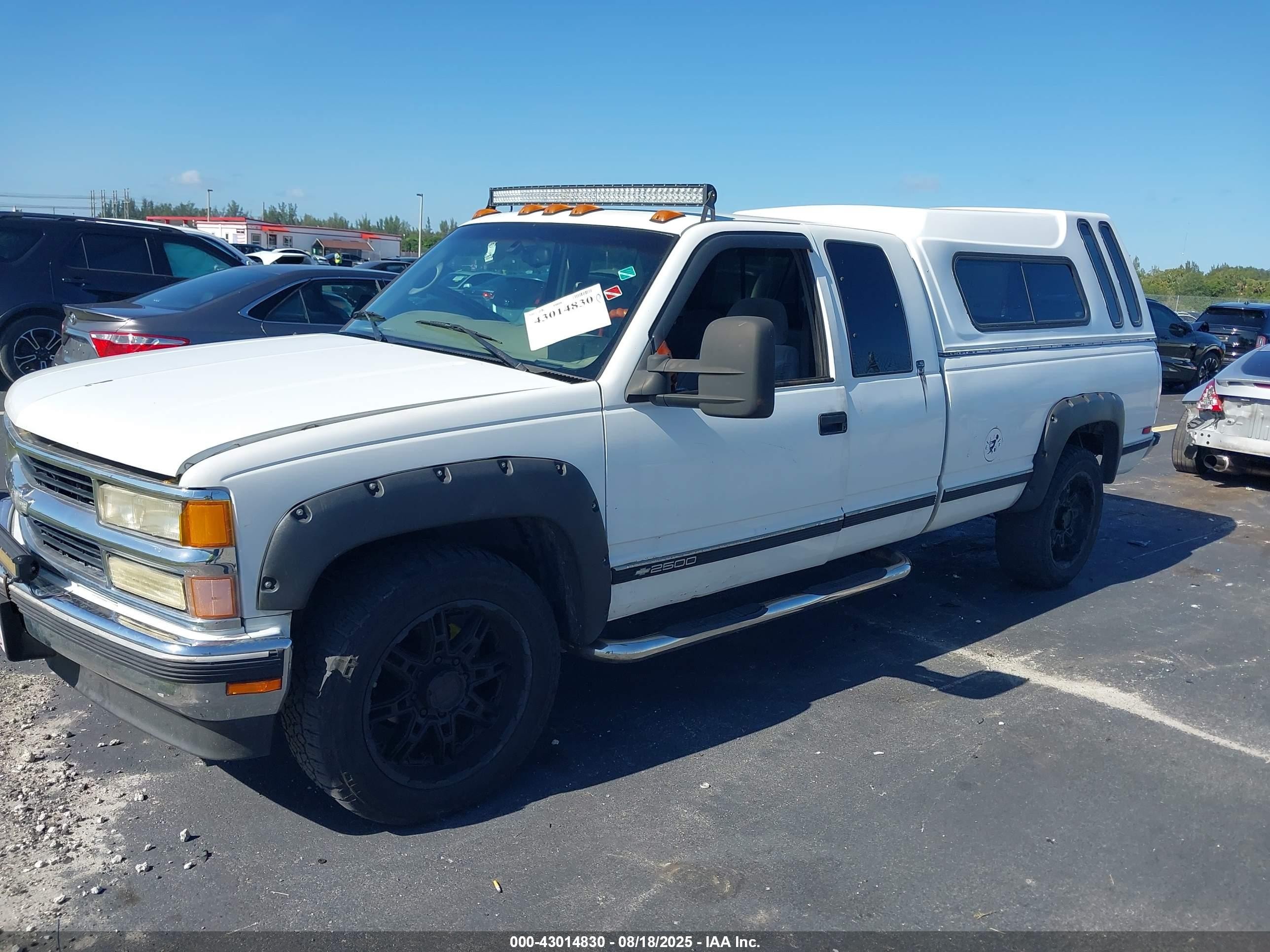 2000 Chevrolet C2500   White vin: 1GCGC29J4YF429311