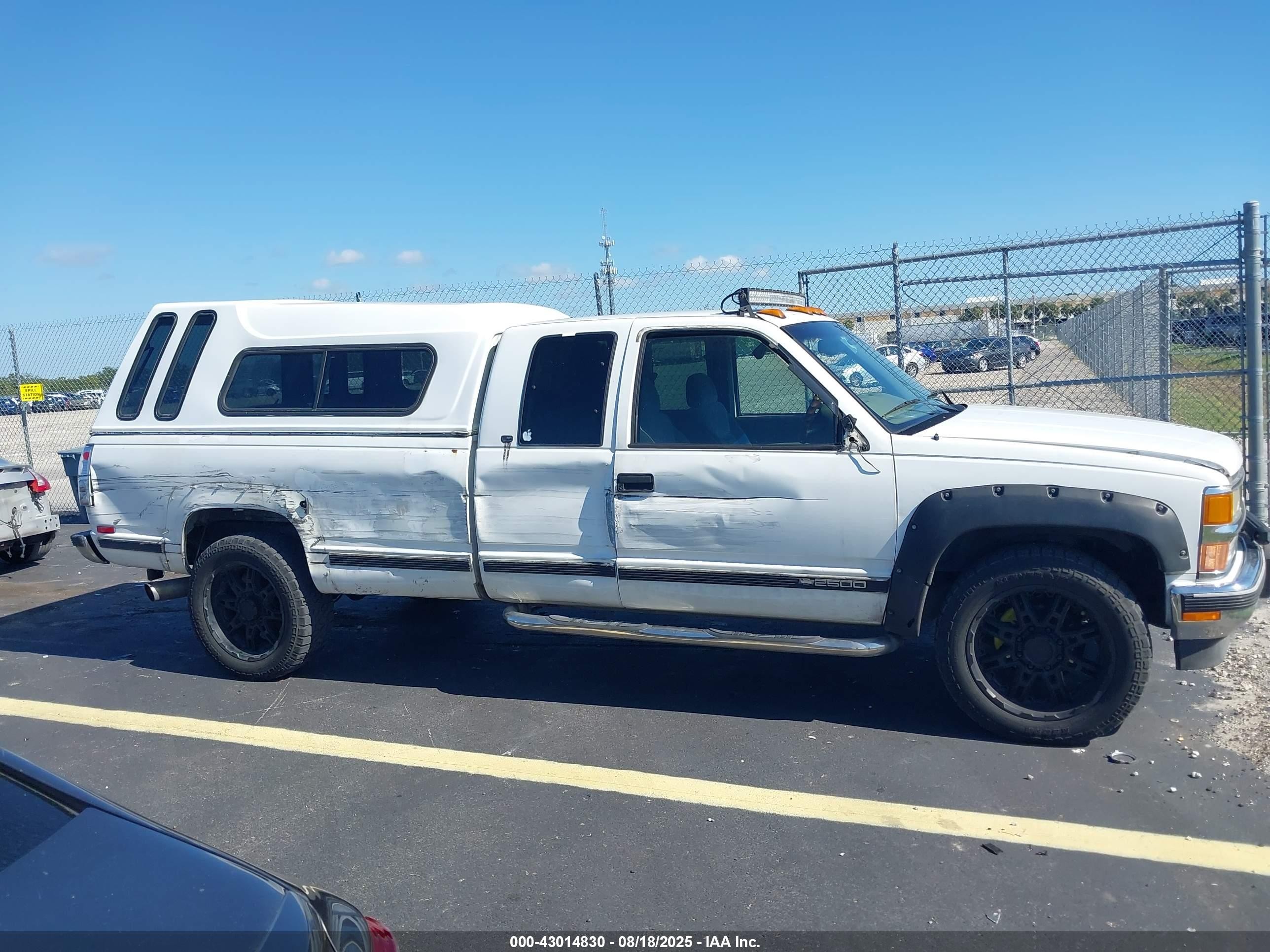 2000 Chevrolet C2500   White vin: 1GCGC29J4YF429311