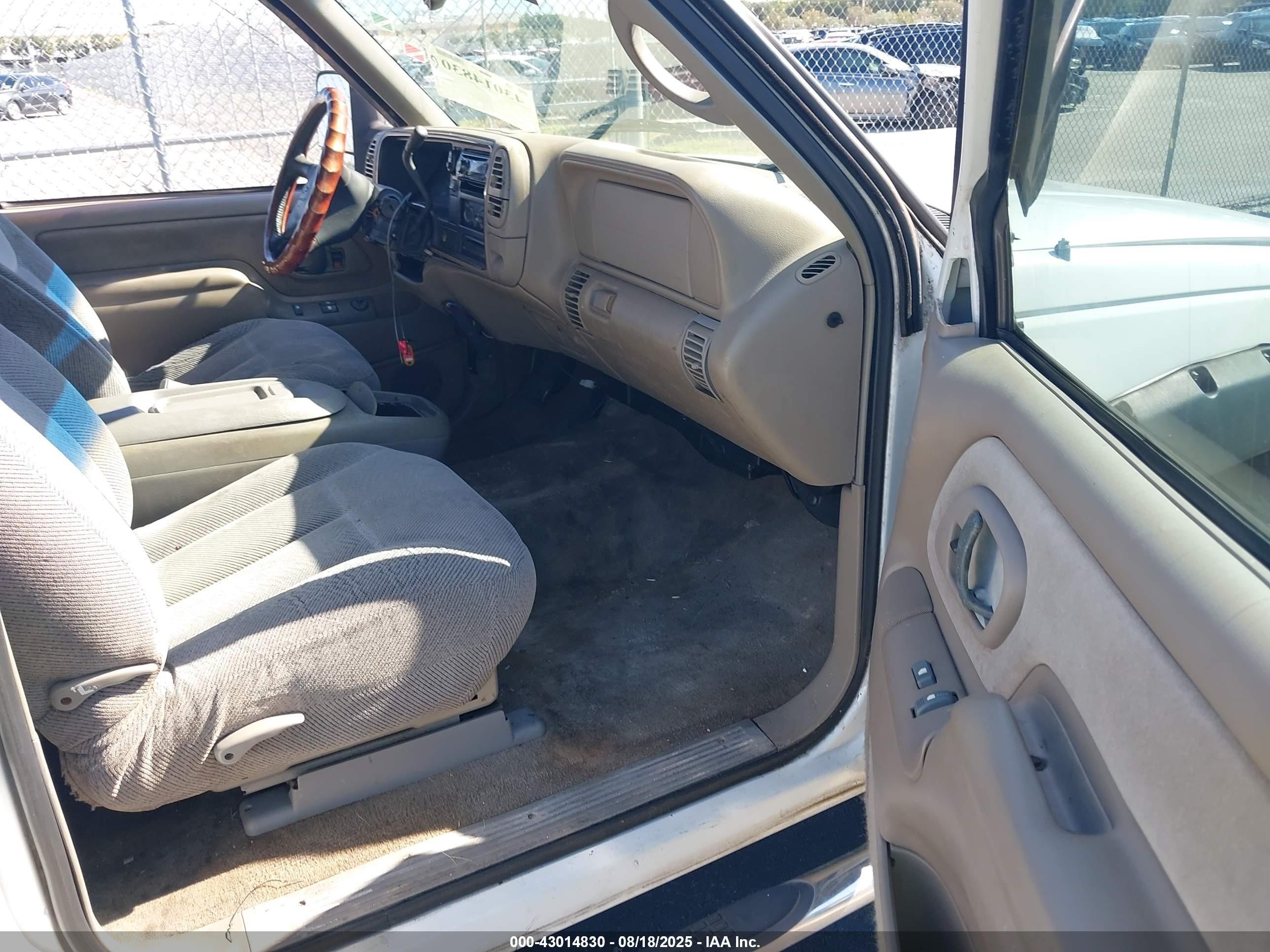 2000 Chevrolet C2500   White vin: 1GCGC29J4YF429311