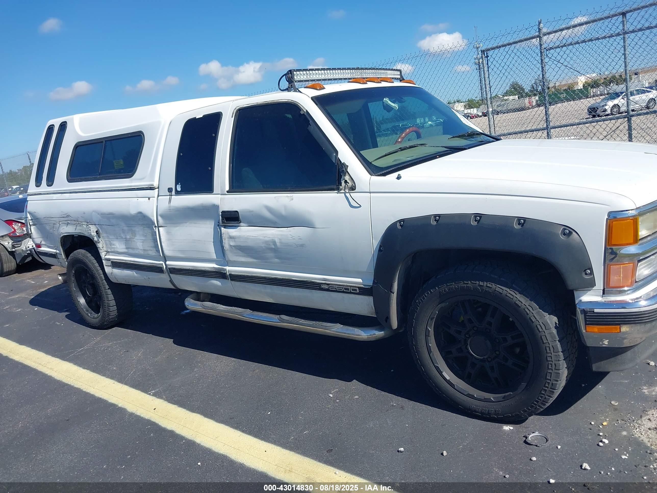 2000 Chevrolet C2500   White vin: 1GCGC29J4YF429311