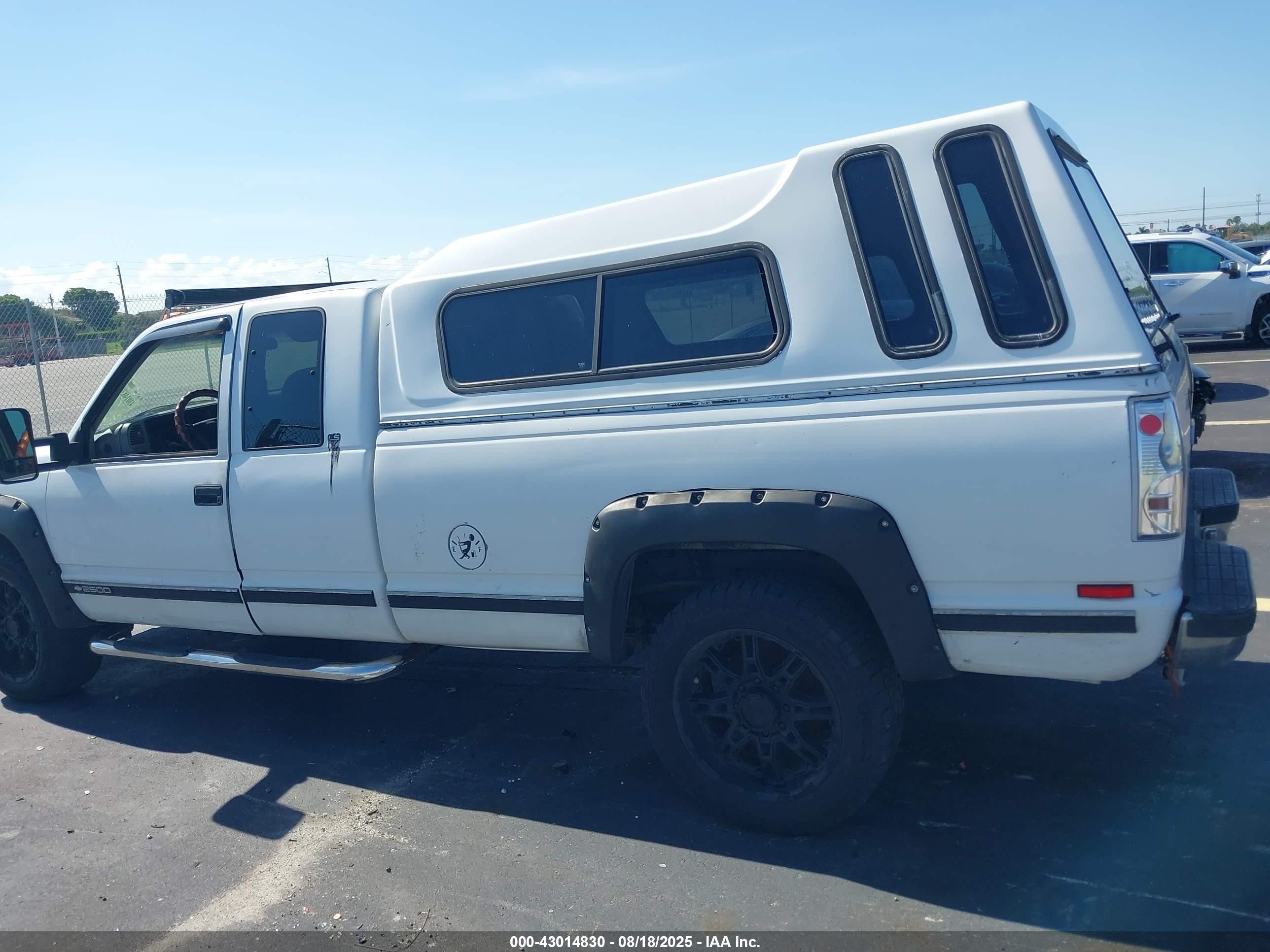 2000 Chevrolet C2500   White vin: 1GCGC29J4YF429311