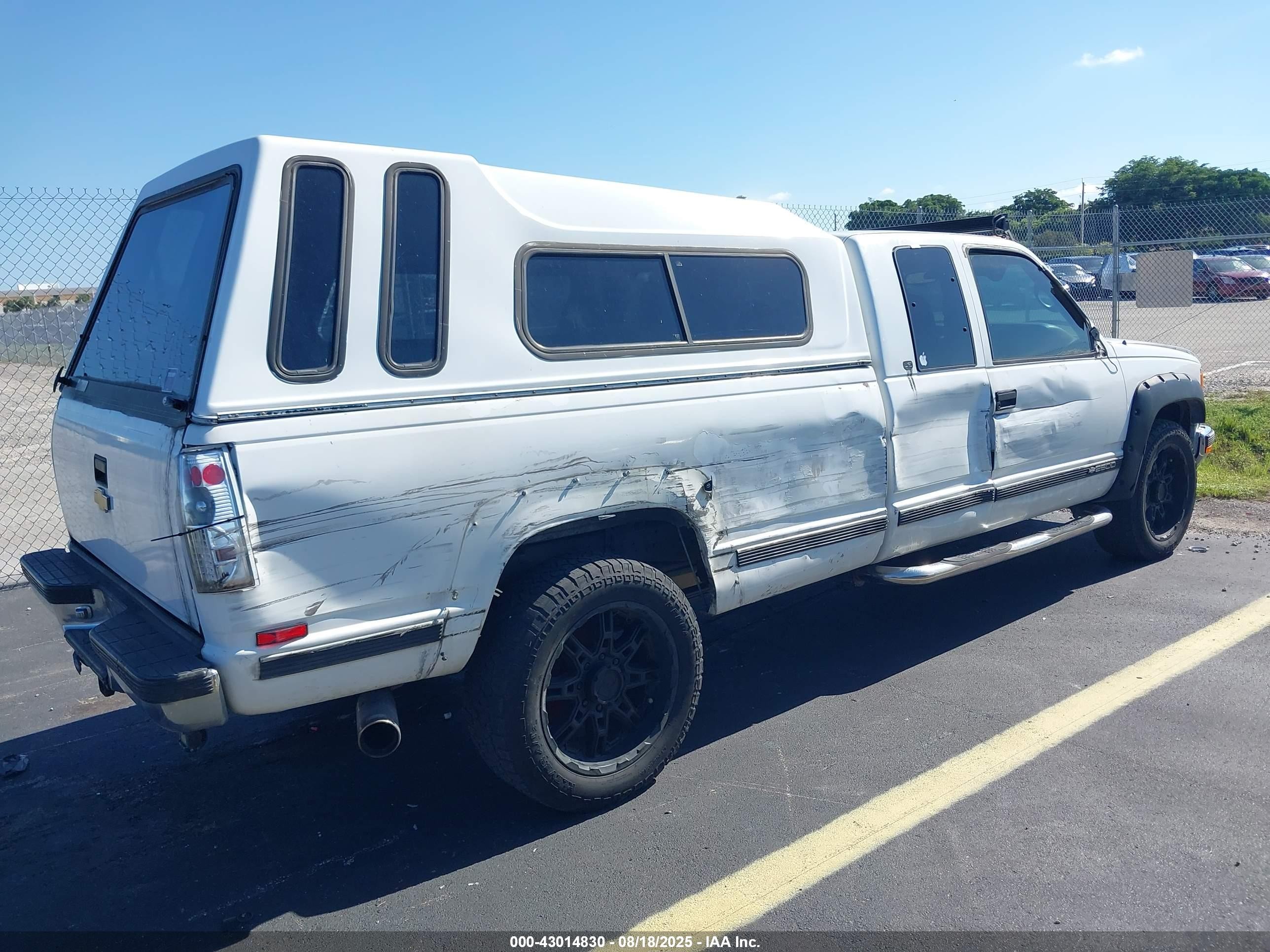 2000 Chevrolet C2500   White vin: 1GCGC29J4YF429311