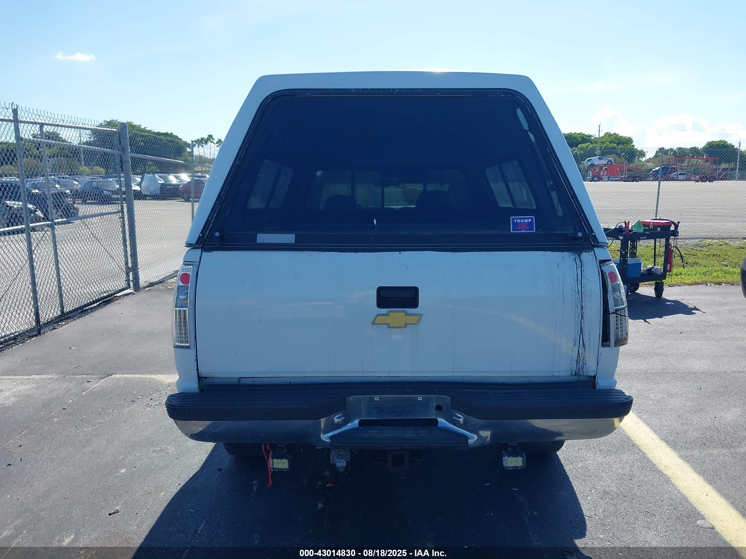 2000 Chevrolet C2500   White vin: 1GCGC29J4YF429311