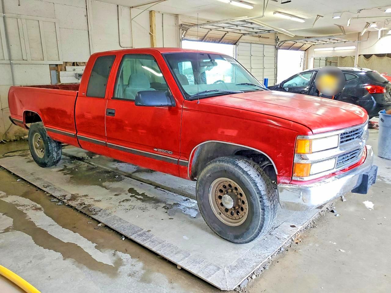 1998 Chevrolet Gmt-400 C2500 Red vin: 1GCGC29RXWE137803