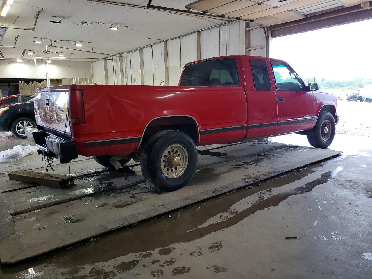 1998 Chevrolet Gmt-400 C2500 Red vin: 1GCGC29RXWE137803