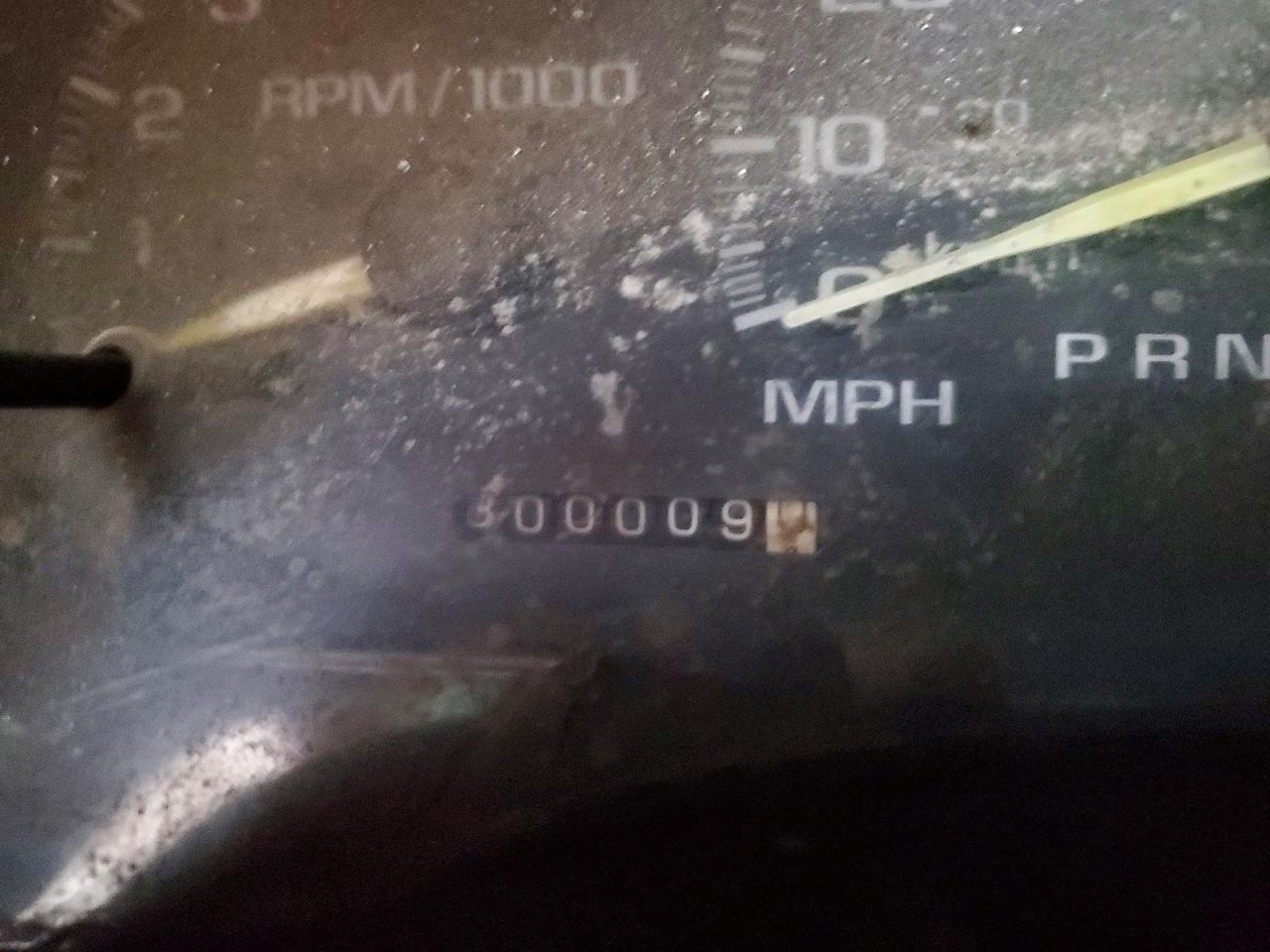 1998 Chevrolet Gmt-400 C2500 Red vin: 1GCGC29RXWE137803