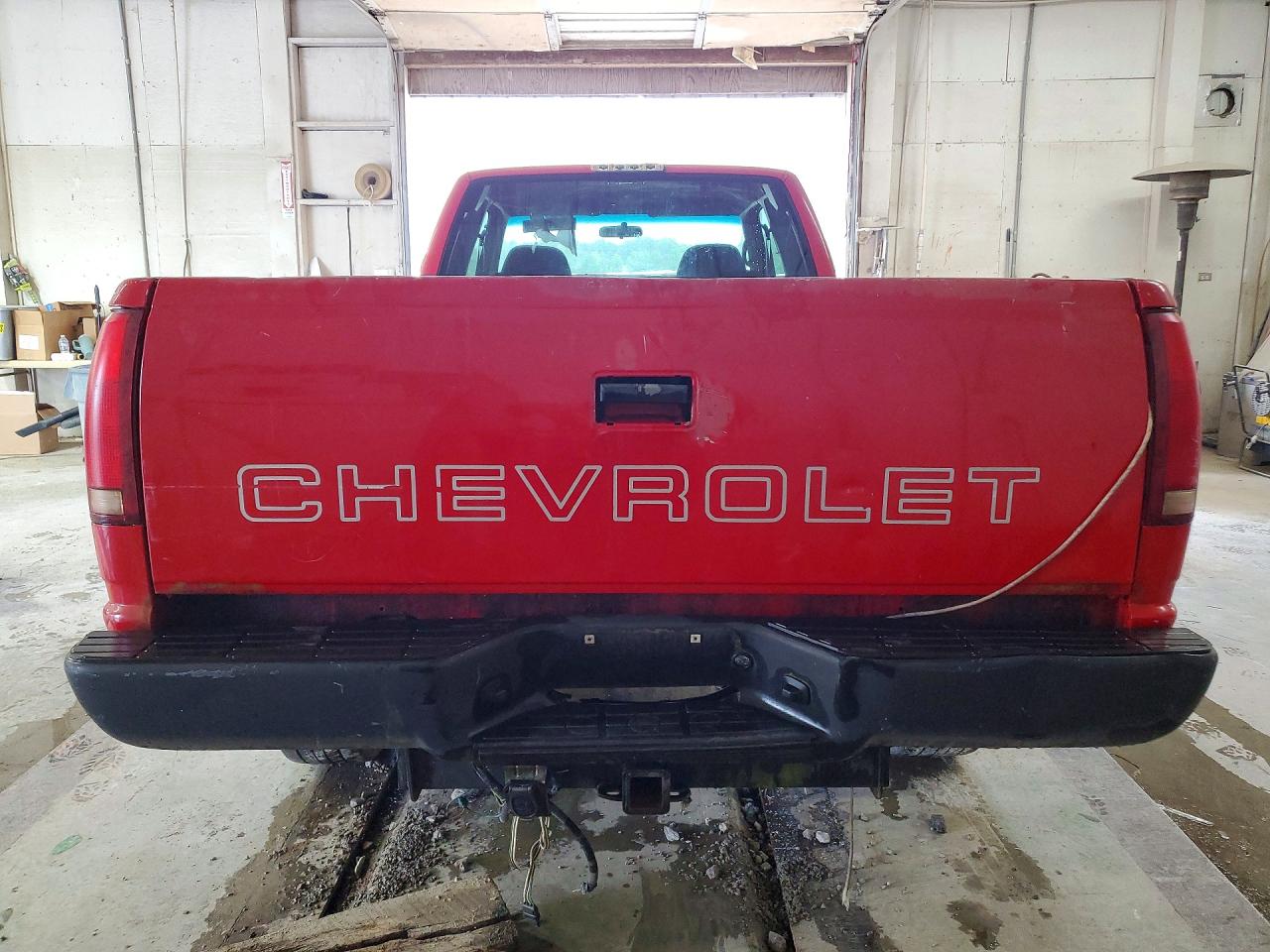 1998 Chevrolet Gmt-400 C2500 Red vin: 1GCGC29RXWE137803