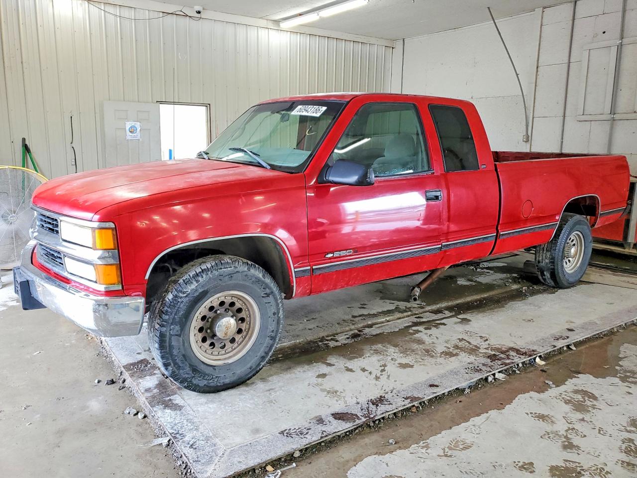 1998 Chevrolet Gmt-400 C2500 Red vin: 1GCGC29RXWE137803