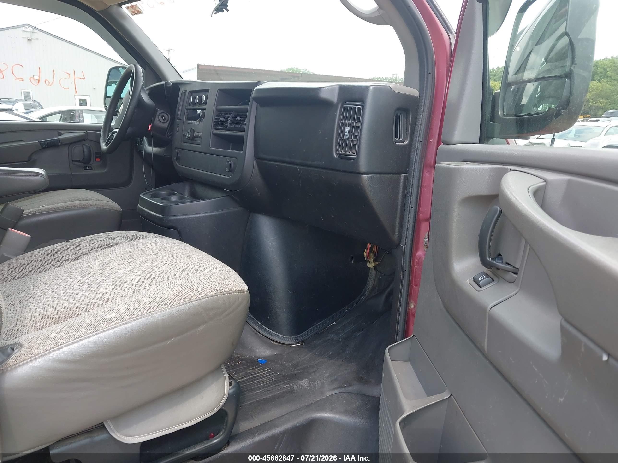 2008 Chevrolet Express Work Van Red vin: 1GCGG25C081219040