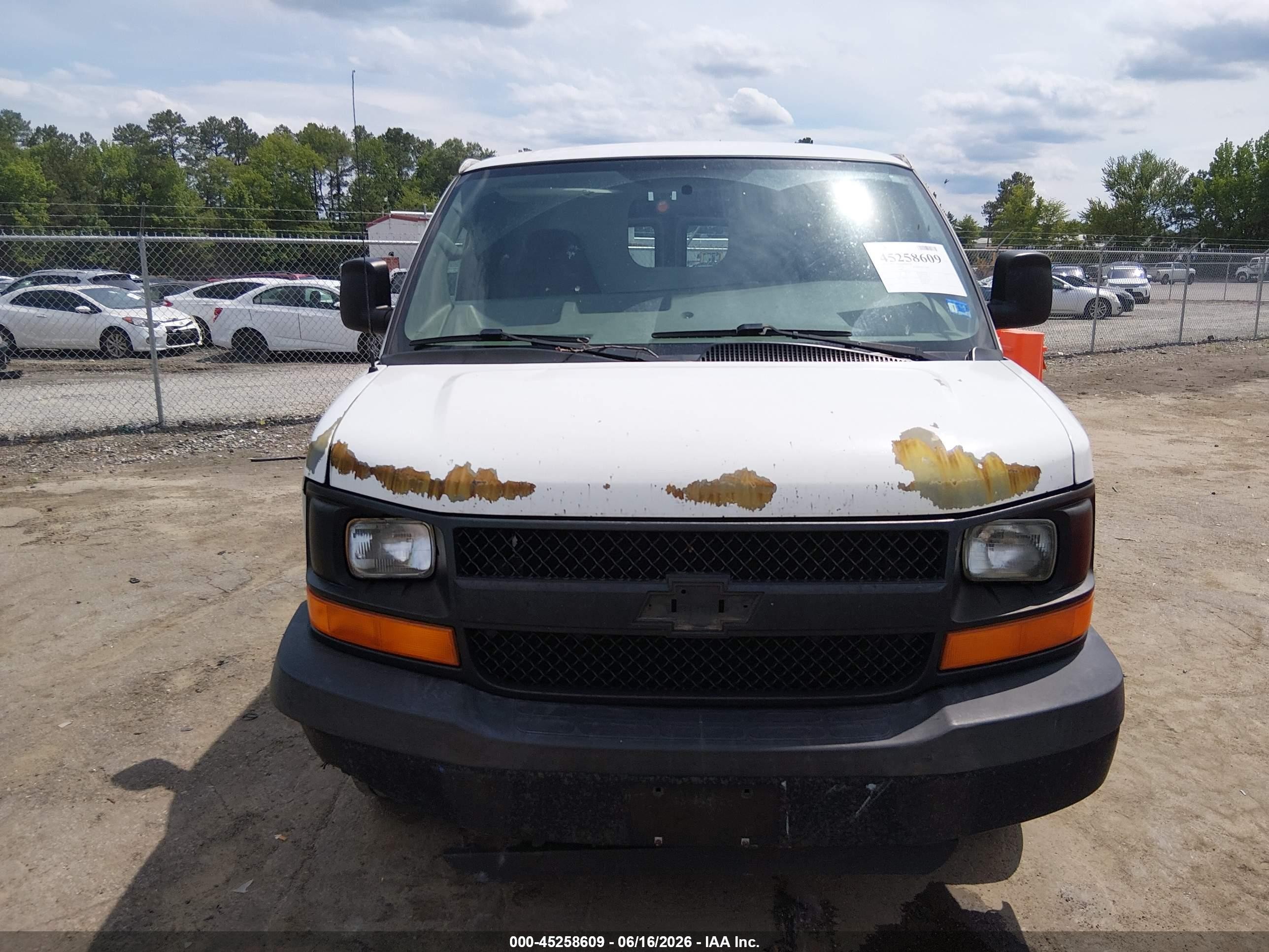 2009 Chevrolet Express 2500 Work Van Белый vin: 1GCGG25C191125184