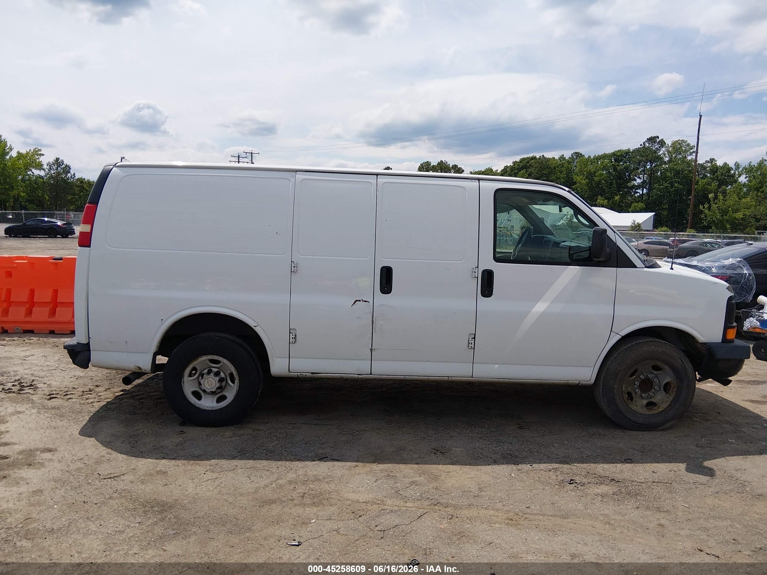 2009 Chevrolet Express 2500 Work Van Белый vin: 1GCGG25C191125184