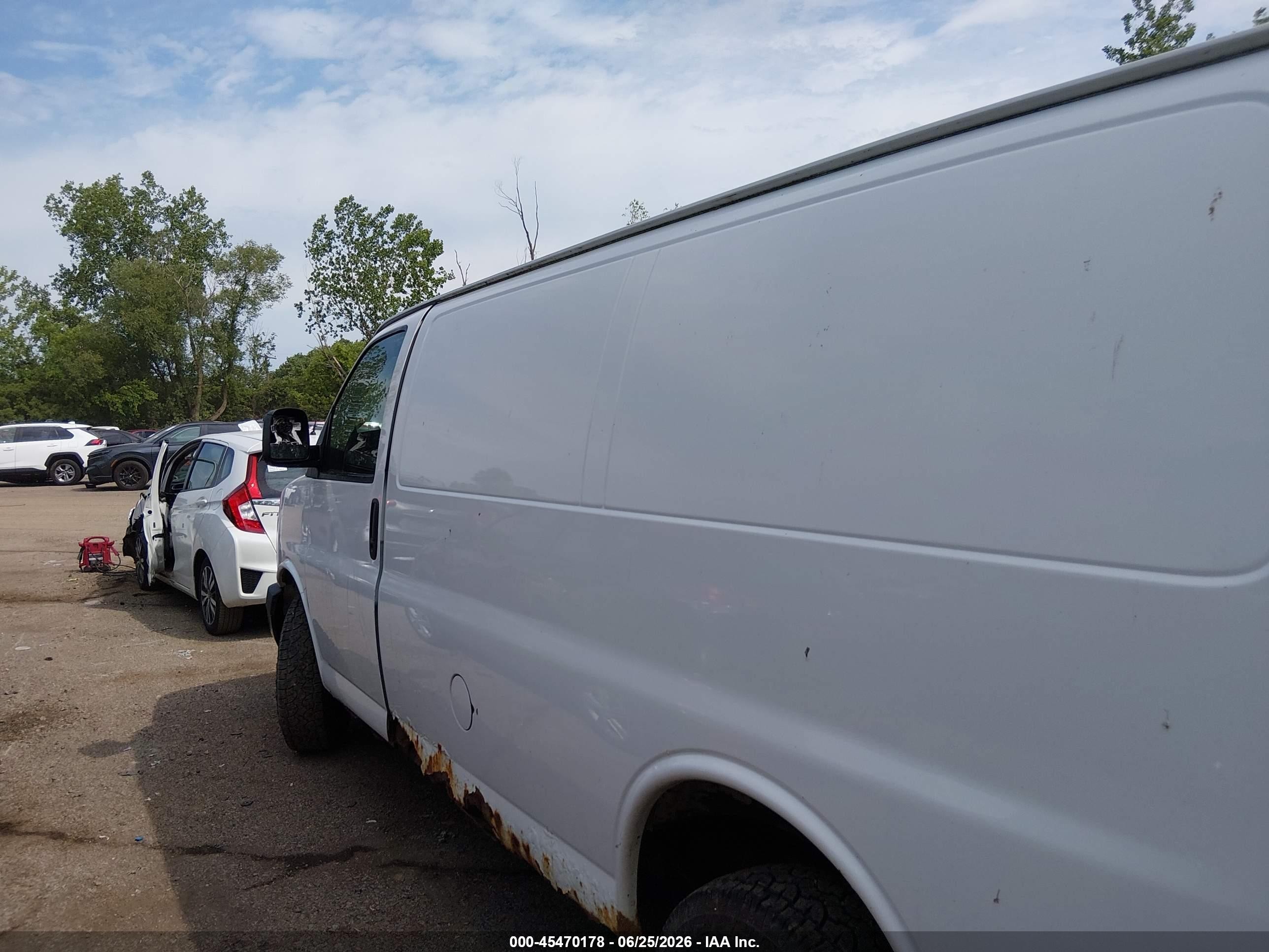 2009 Chevrolet Express Work Van Белый vin: 1GCGG25C191129154