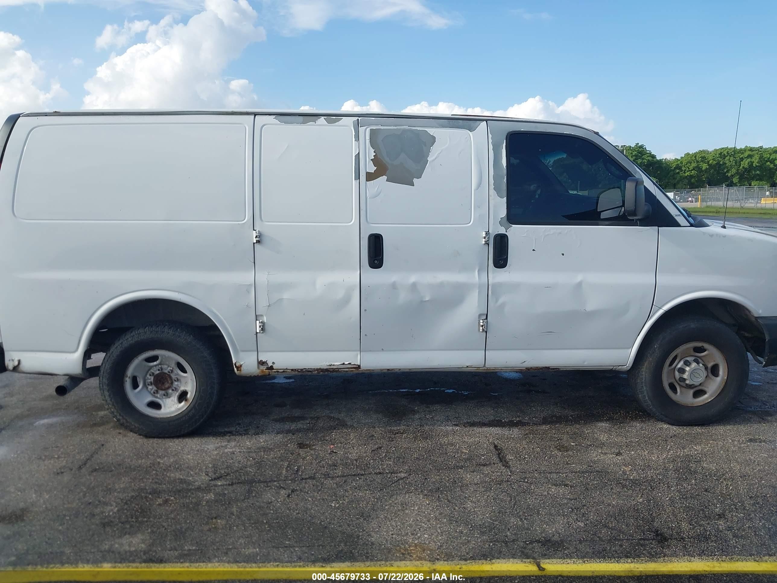 2008 Chevrolet Express Work Van Белый vin: 1GCGG25C381128330