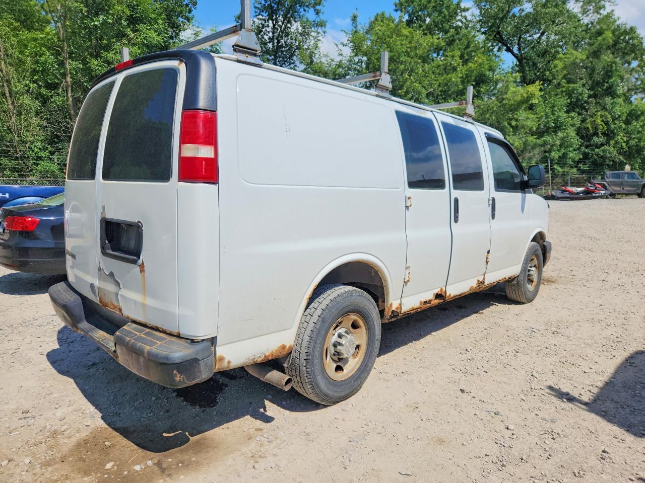 2009 Chevrolet Express G2500 White vin: 1GCGG25C591135653