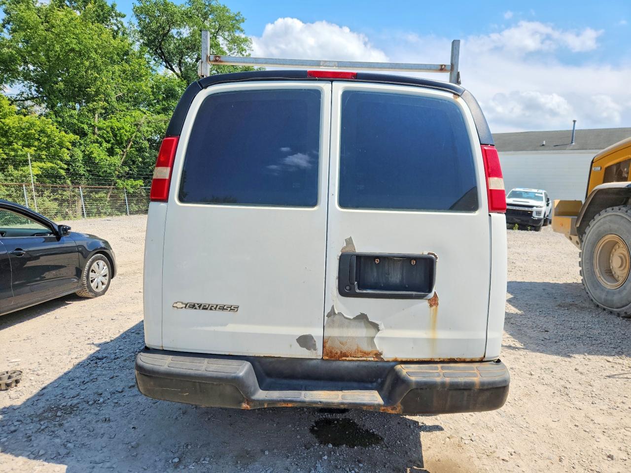 2009 Chevrolet Express G2500 White vin: 1GCGG25C591135653