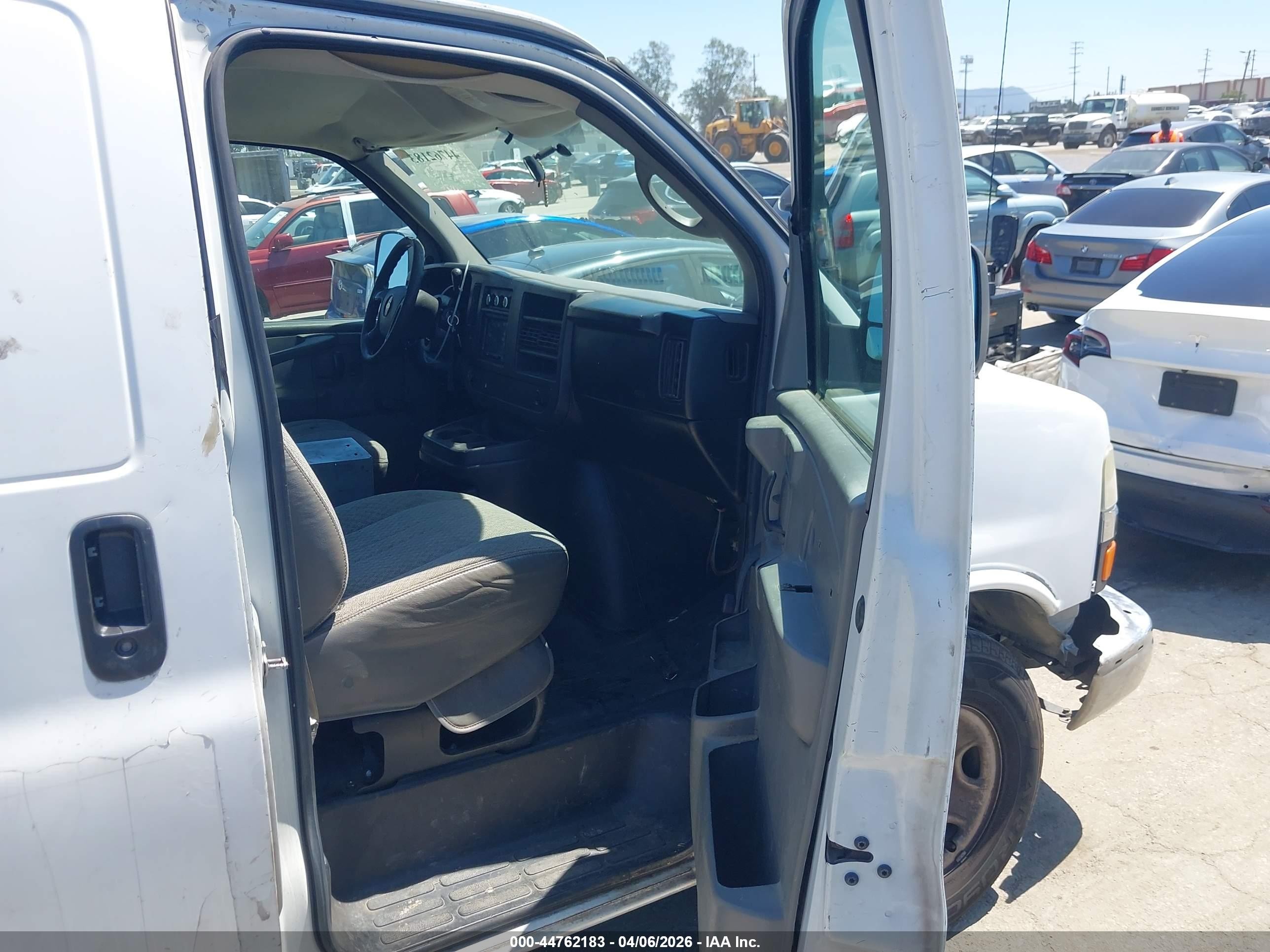 2008 Chevrolet Express Work Van White vin: 1GCGG25C781157734