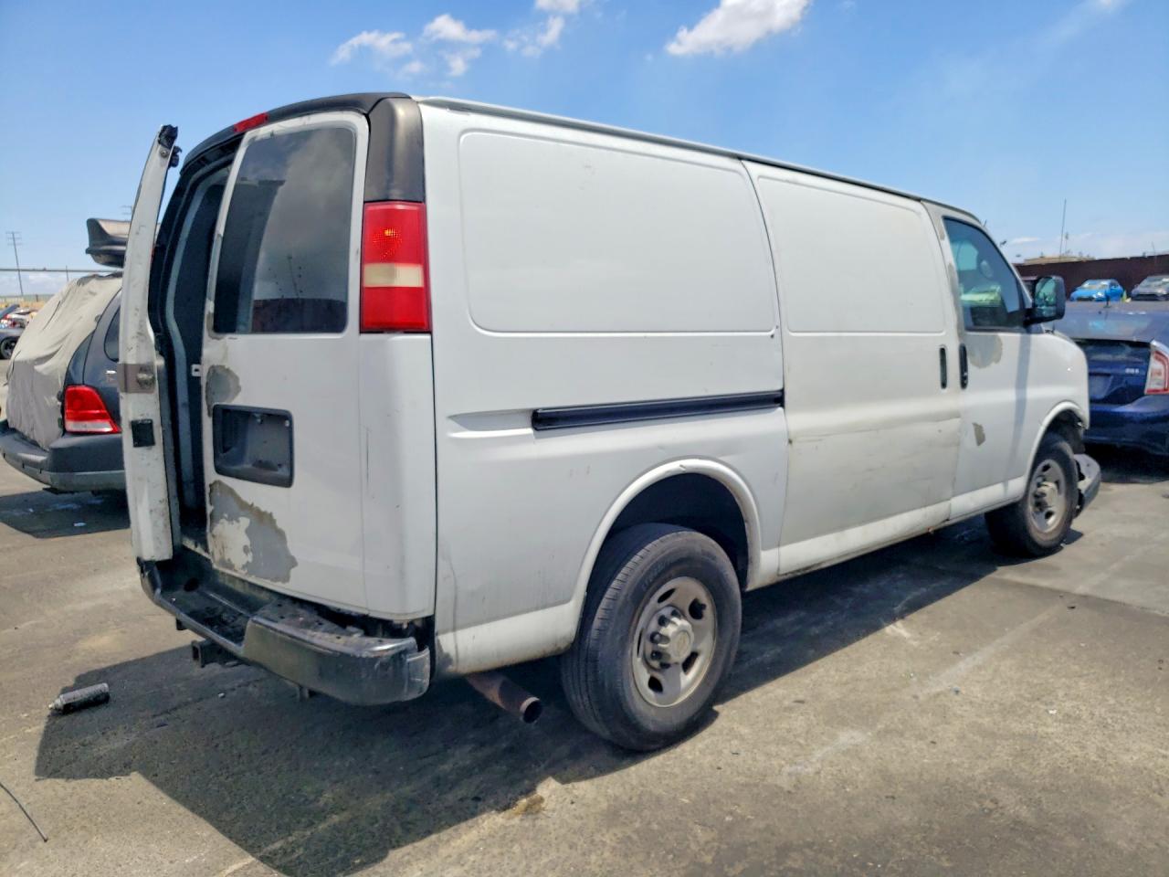 2008 Chevrolet Express G2500 White vin: 1GCGG25C981151062