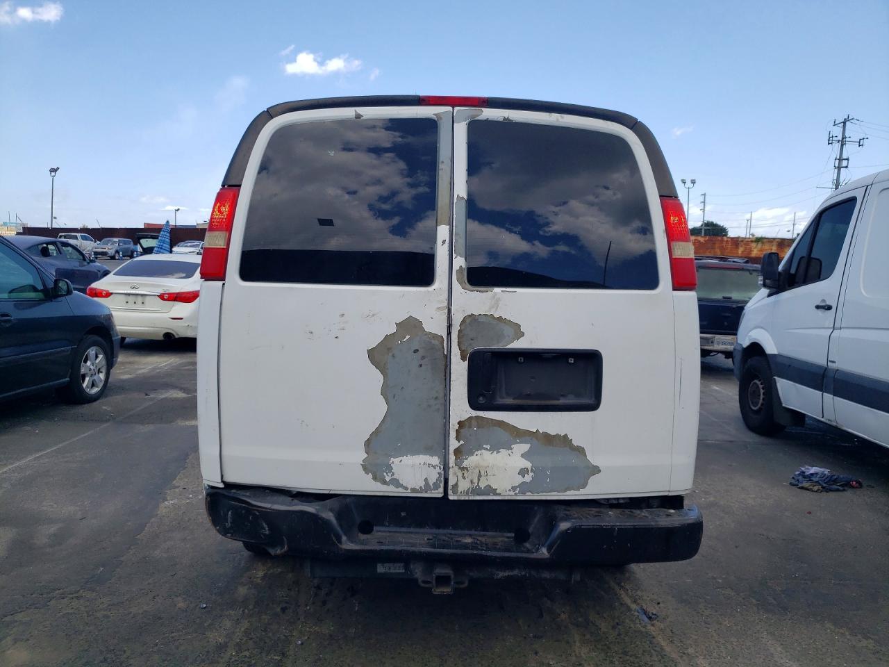 2008 Chevrolet Express G2500 White vin: 1GCGG25C981151062