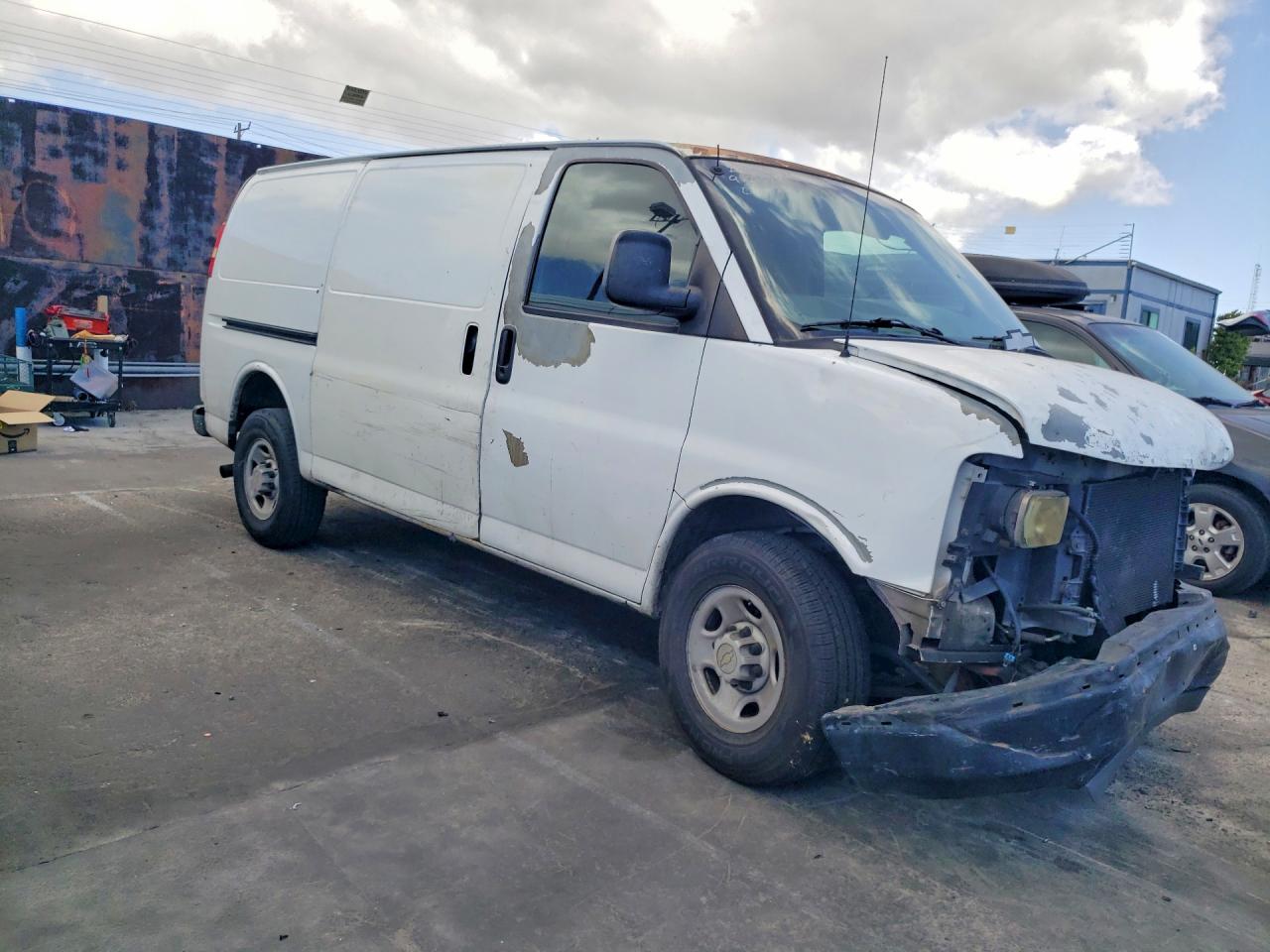 2008 Chevrolet Express G2500 White vin: 1GCGG25C981151062