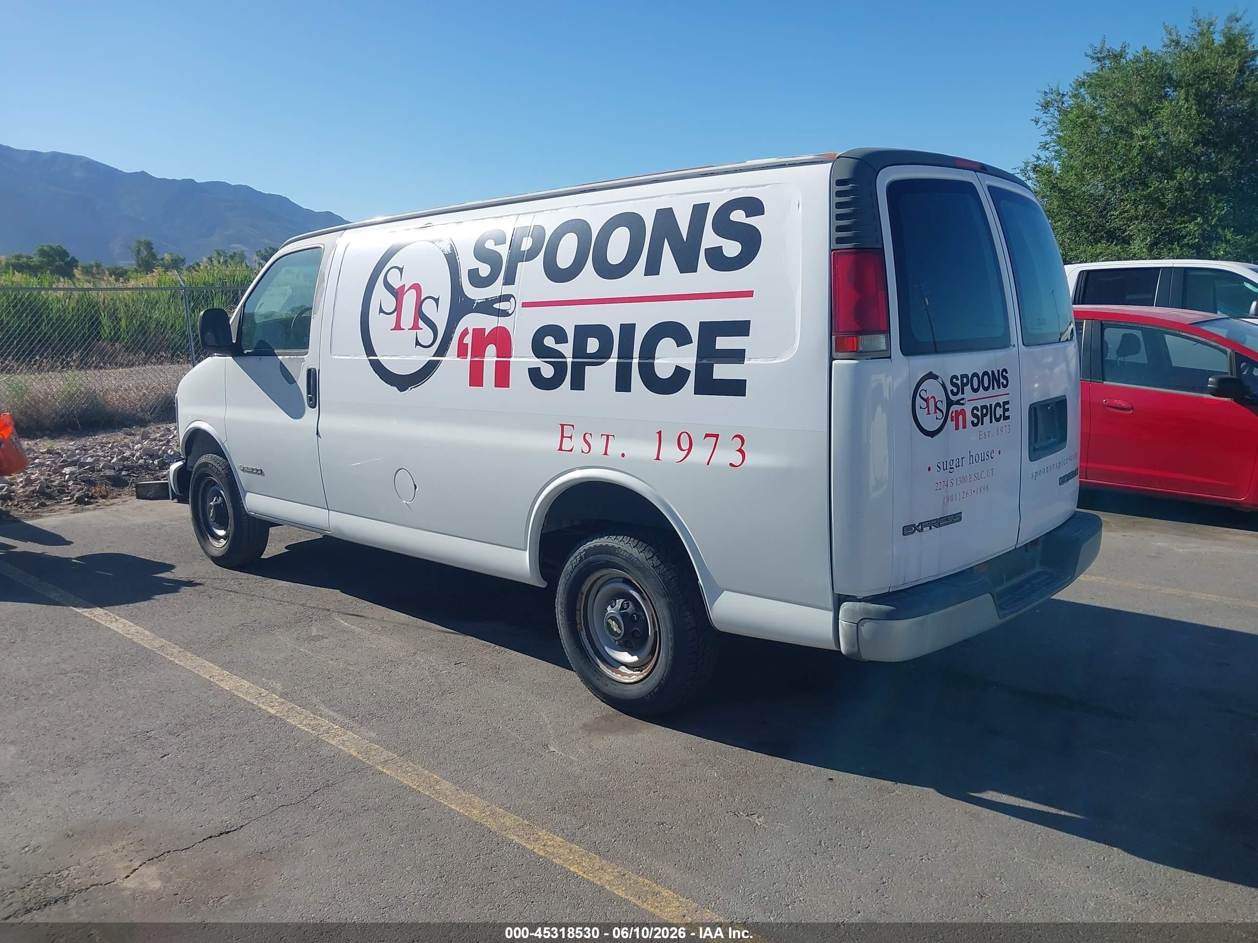 2002 Chevrolet Express   White vin: 1GCGG25R121160351