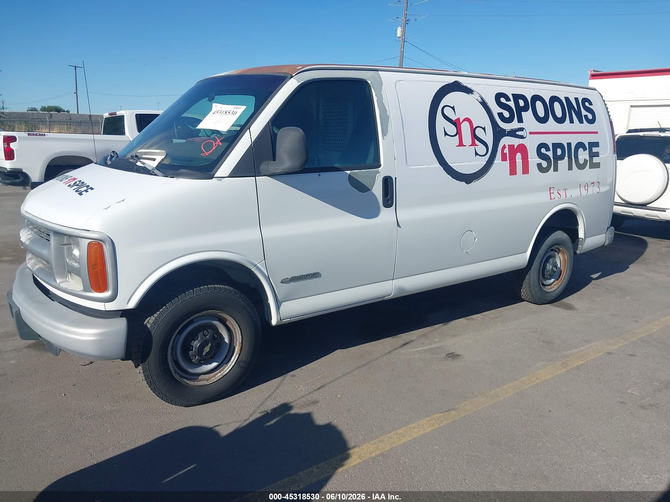 2002 Chevrolet Express   White vin: 1GCGG25R121160351