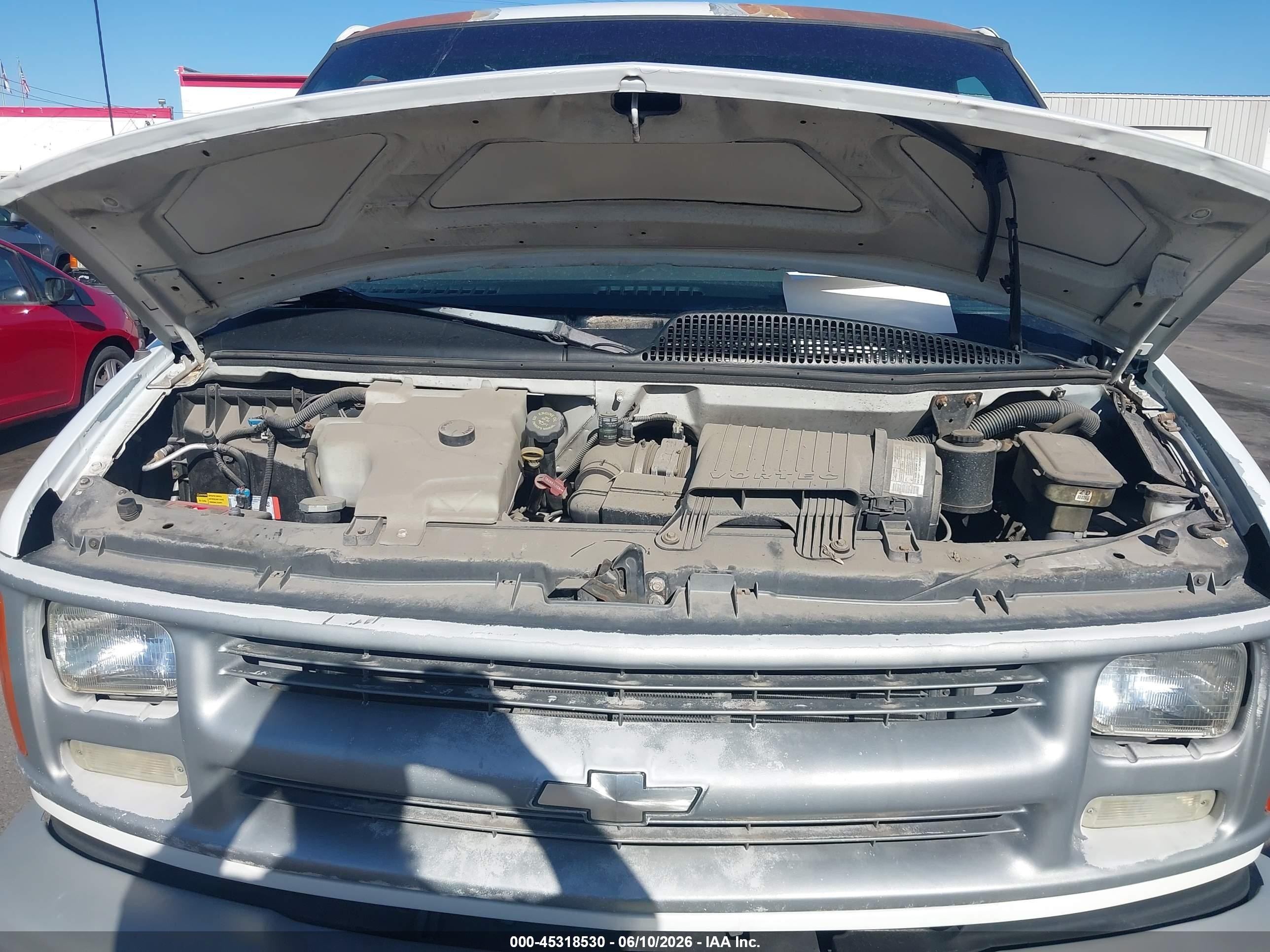2002 Chevrolet Express   White vin: 1GCGG25R121160351