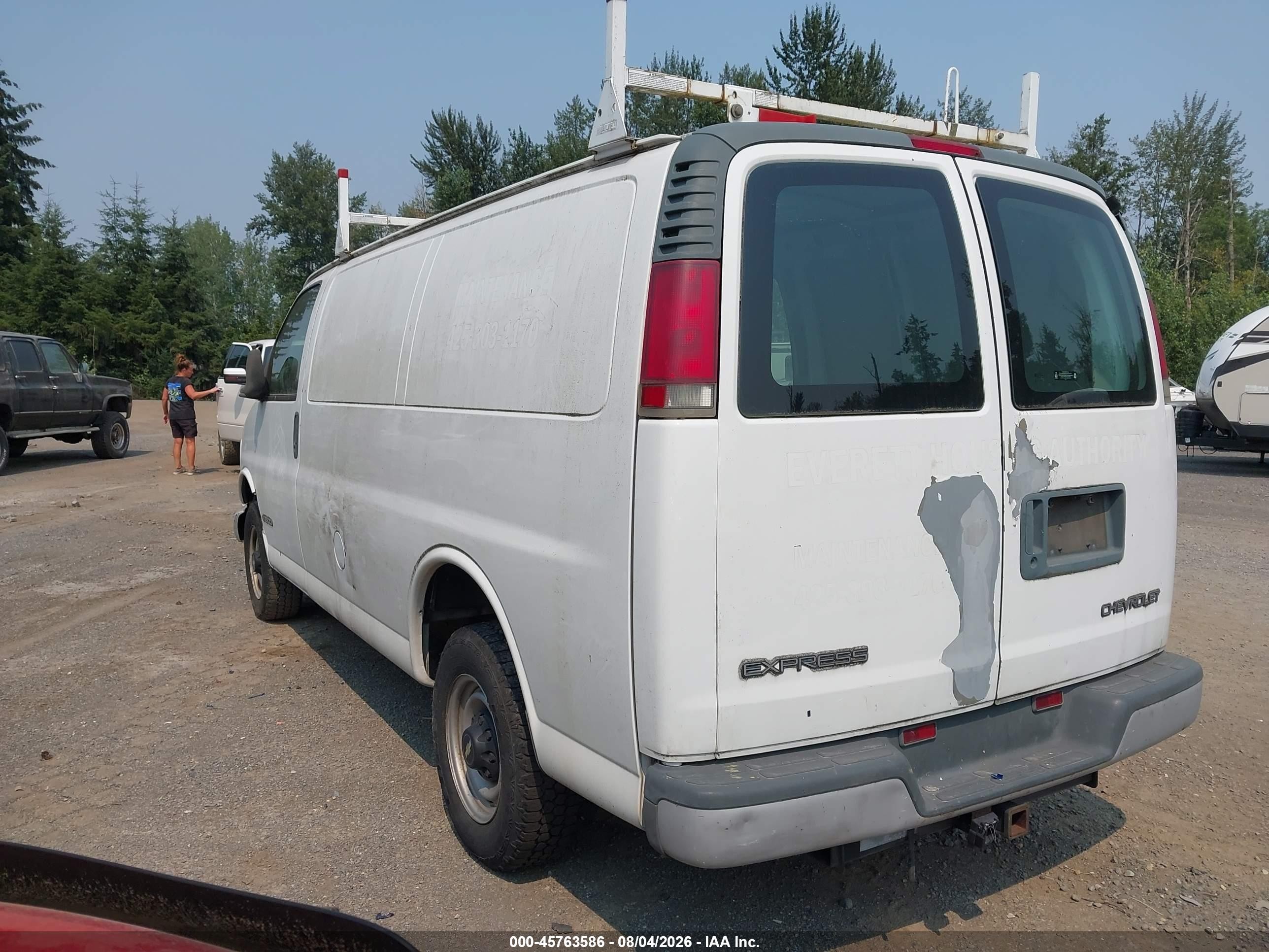2002 Chevrolet Express   White vin: 1GCGG25R121197688