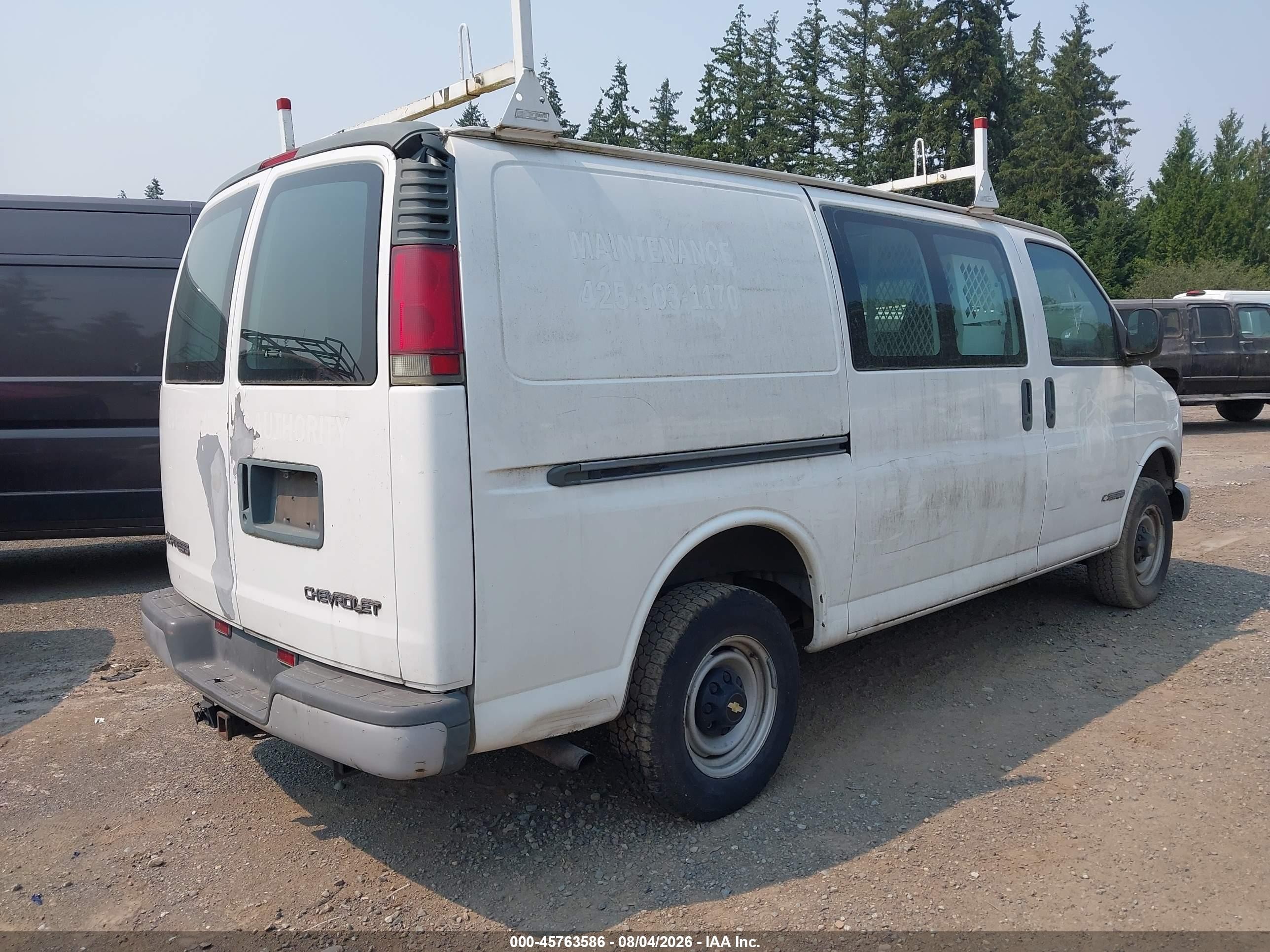 2002 Chevrolet Express   White vin: 1GCGG25R121197688