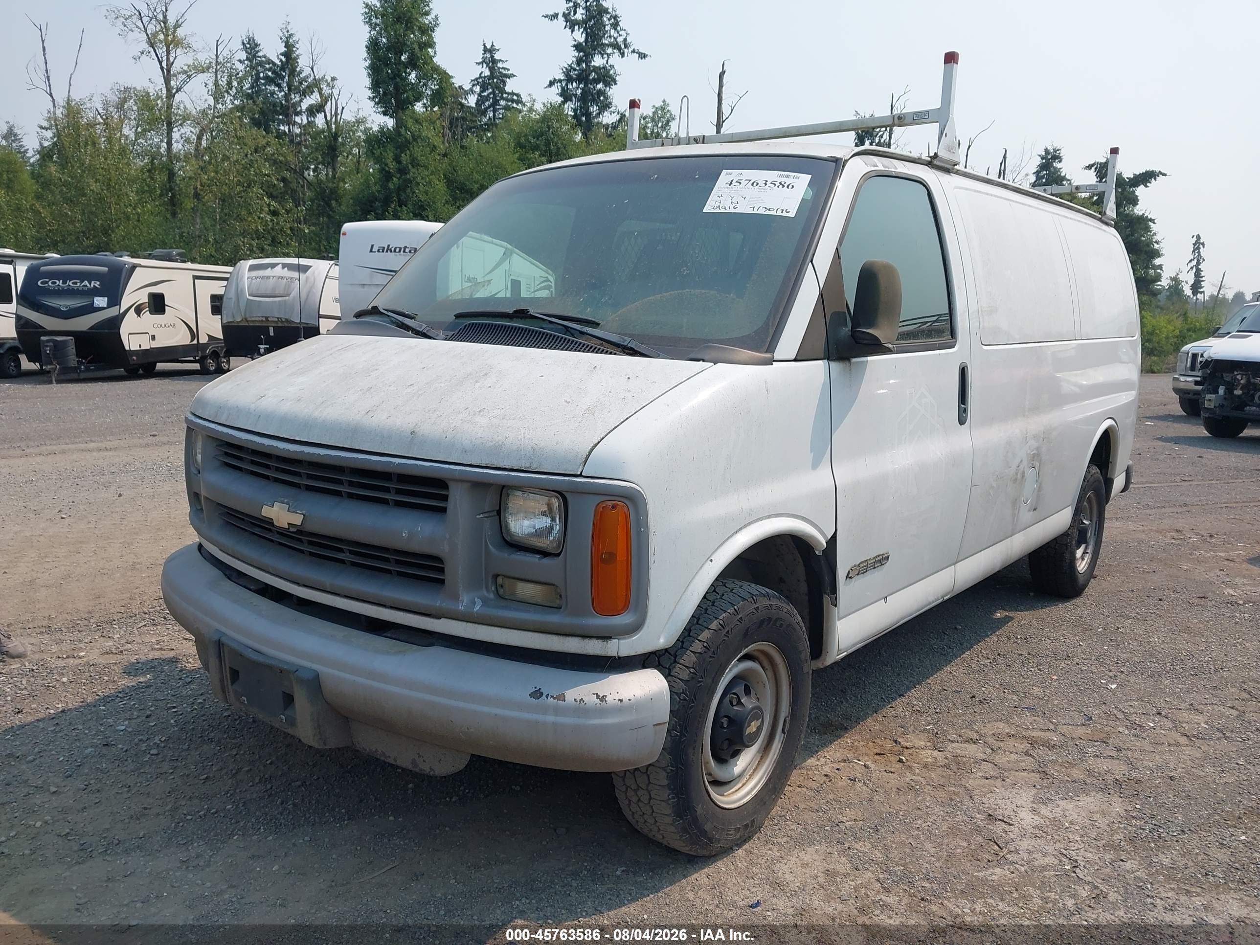 2002 Chevrolet Express   White vin: 1GCGG25R121197688