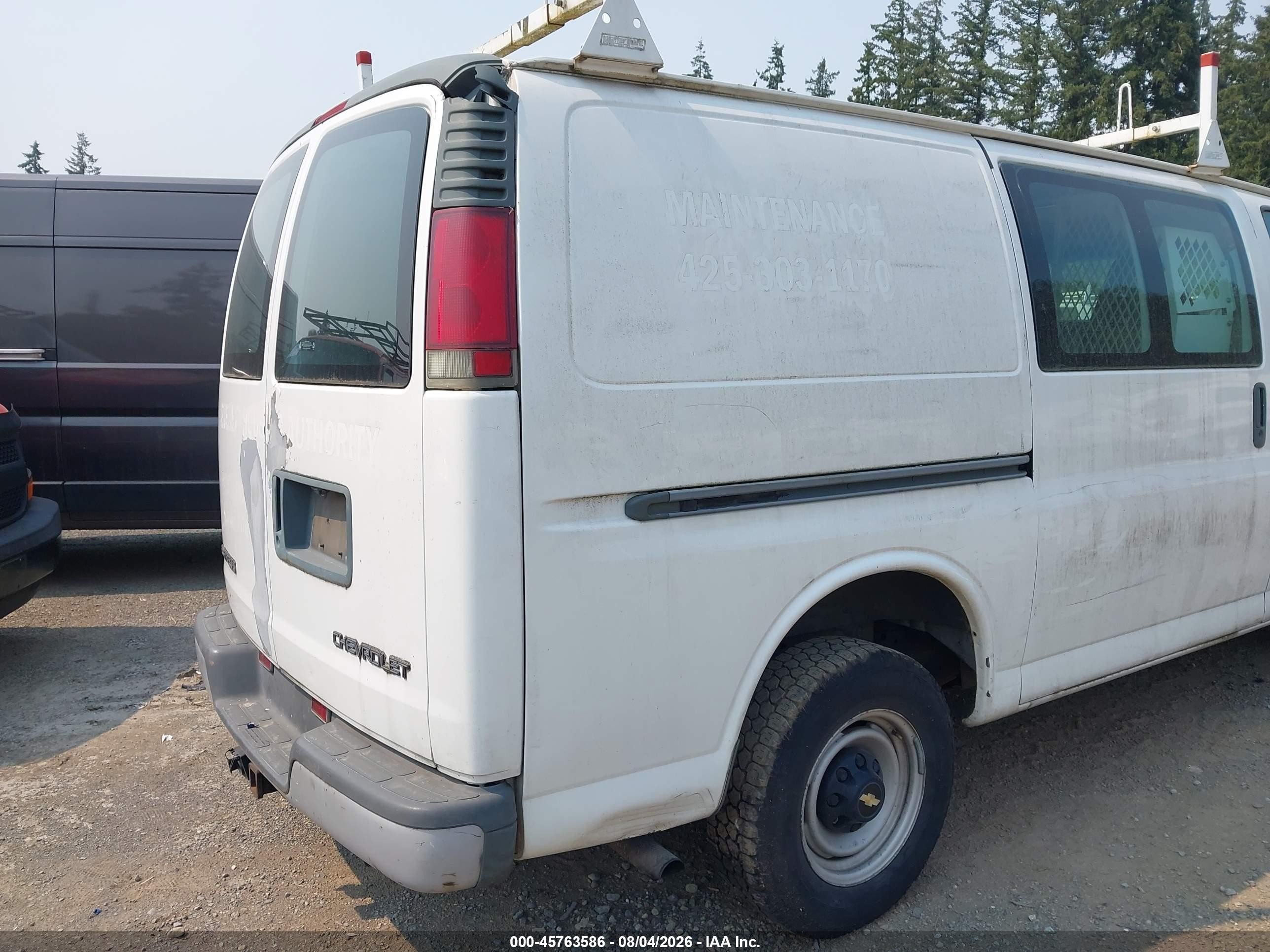 2002 Chevrolet Express   White vin: 1GCGG25R121197688