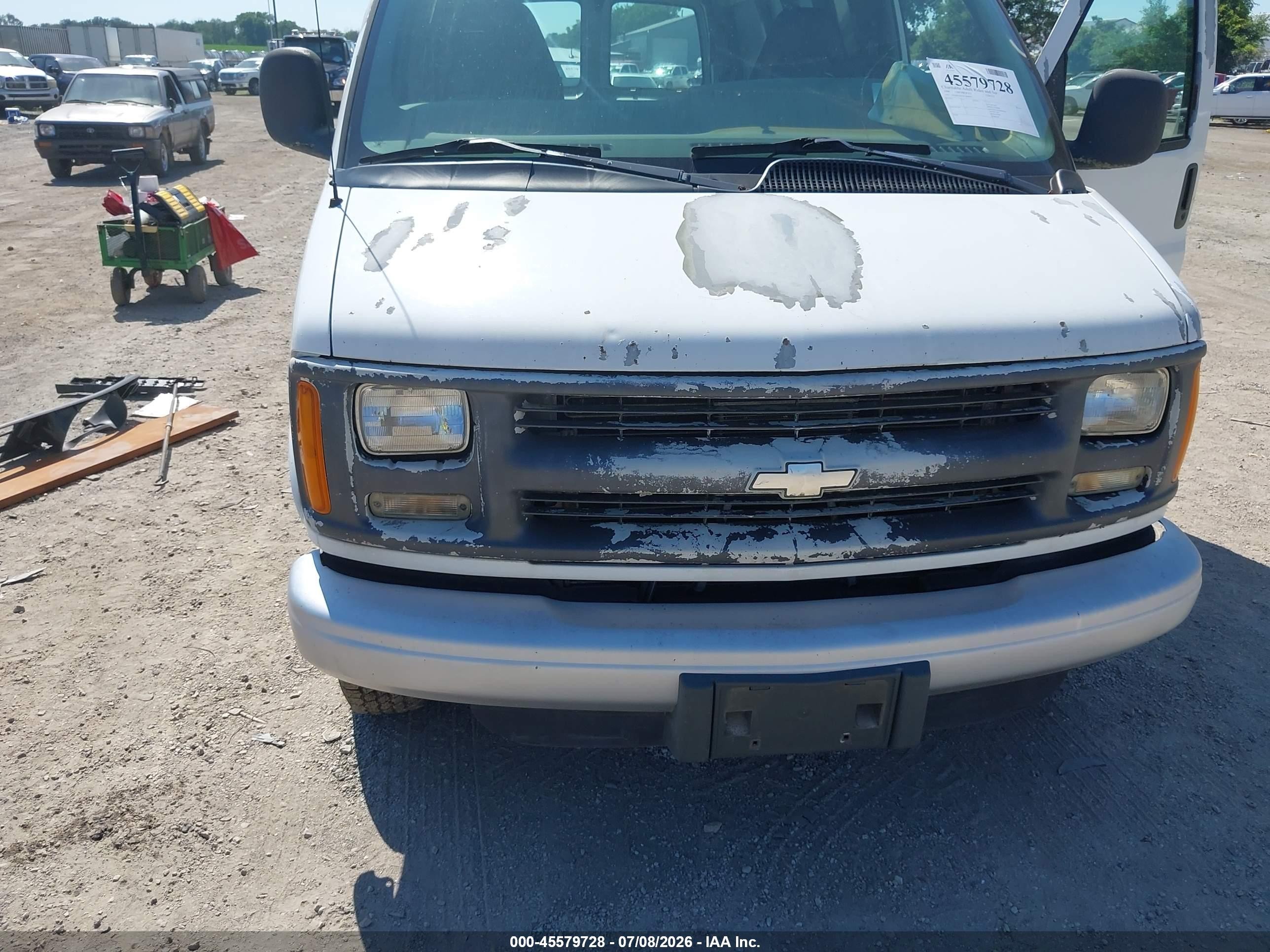 1998 Chevrolet Chevy G2500 Белый vin: 1GCGG25R3W1000879