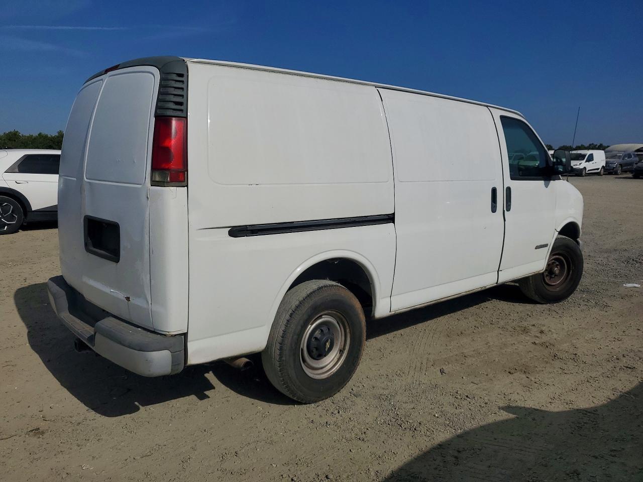 2002 Chevrolet Express G2500 White vin: 1GCGG25R721178126