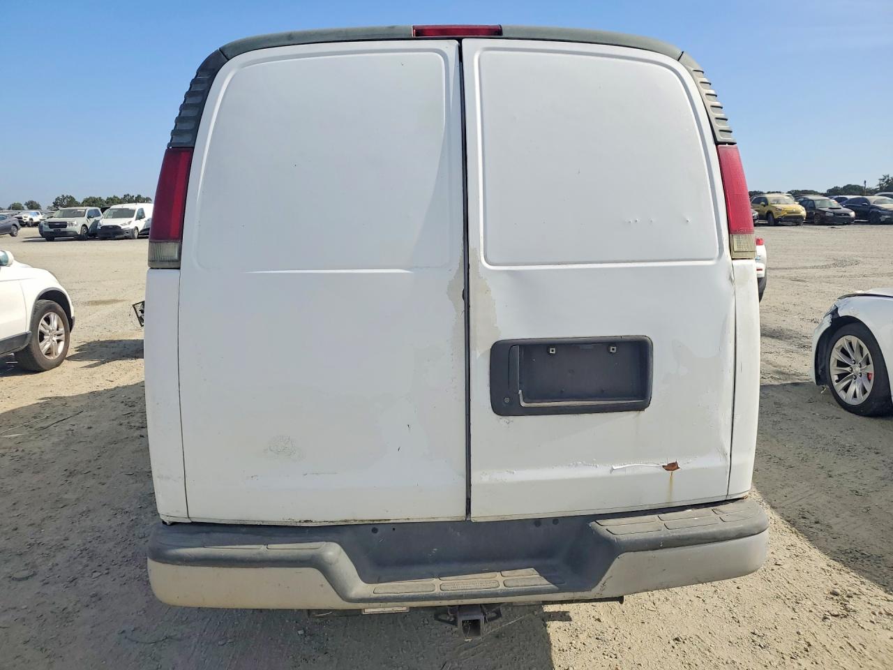 2002 Chevrolet Express G2500 White vin: 1GCGG25R721178126