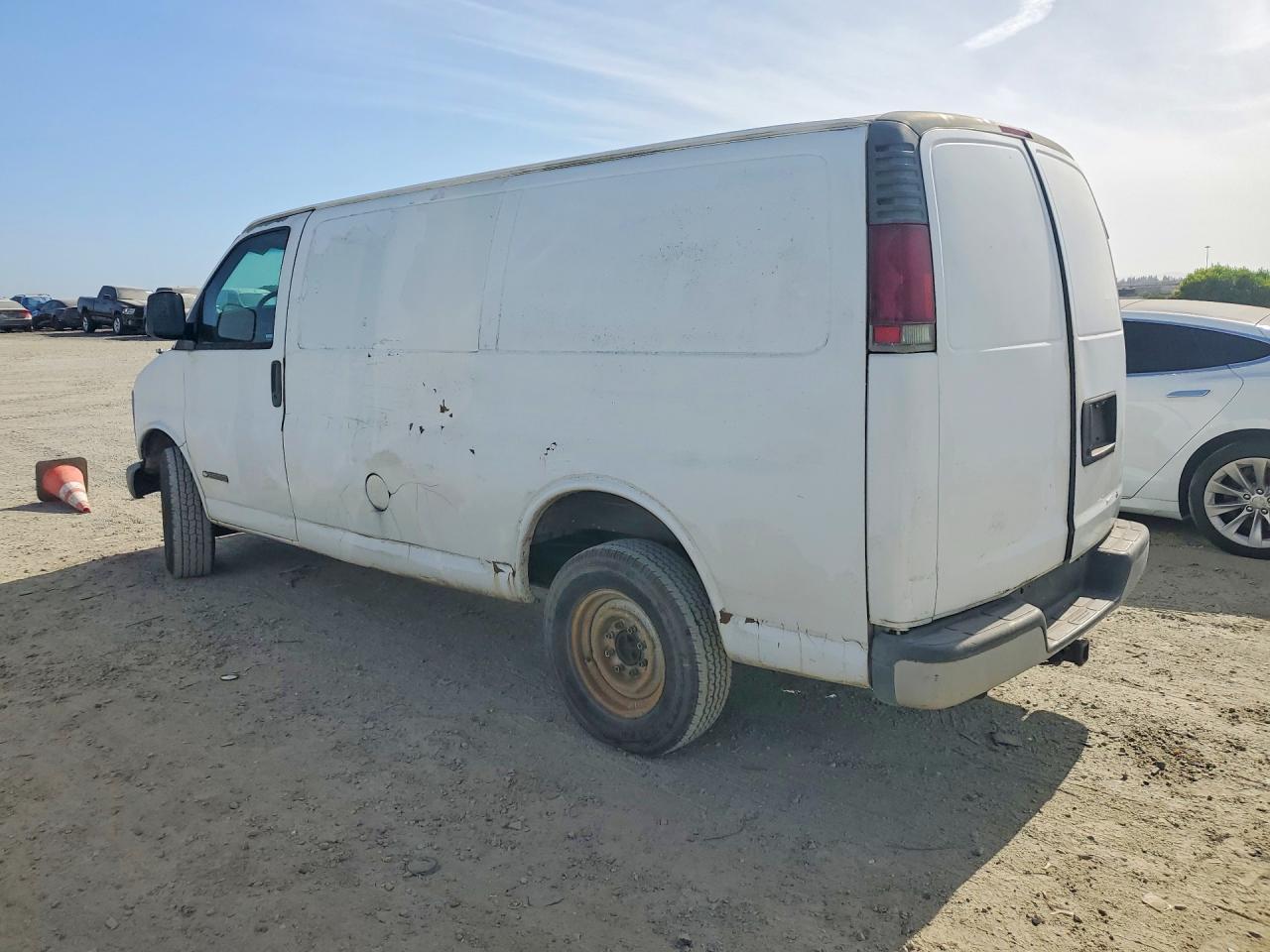 2002 Chevrolet Express G2500 White vin: 1GCGG25R721178126