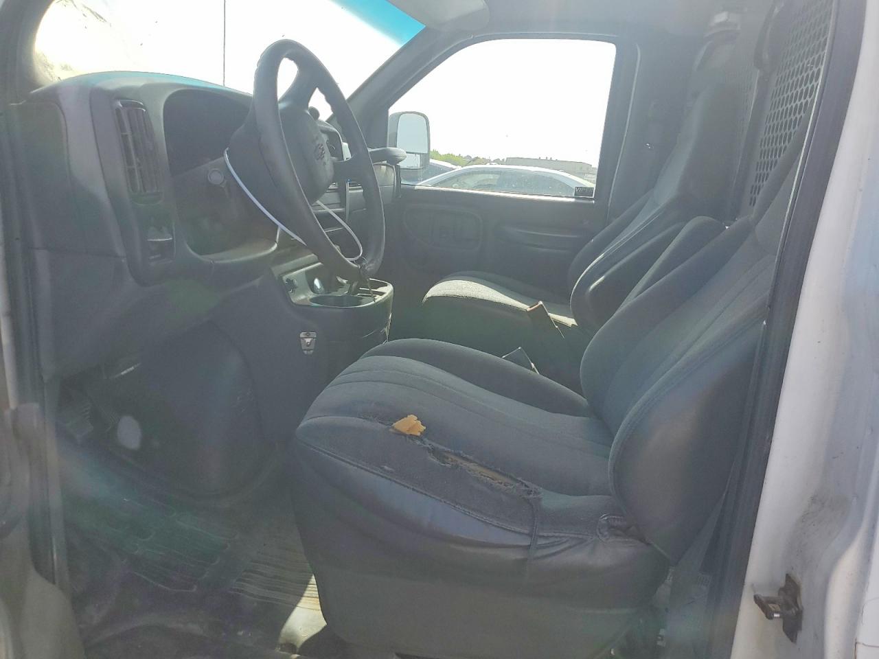 2002 Chevrolet Express G2500 White vin: 1GCGG25R721178126