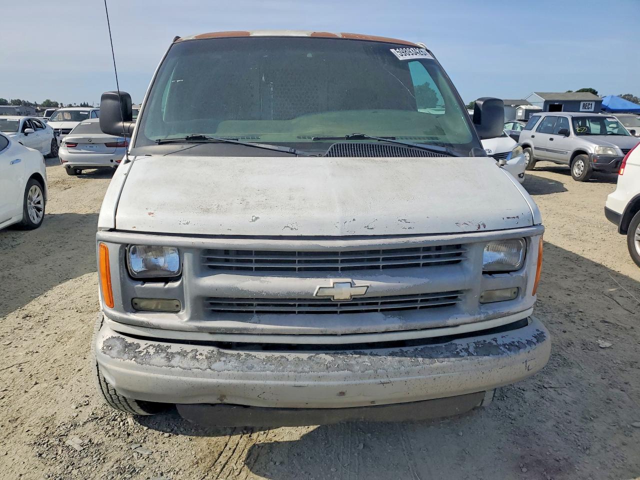 2002 Chevrolet Express G2500 White vin: 1GCGG25R721178126