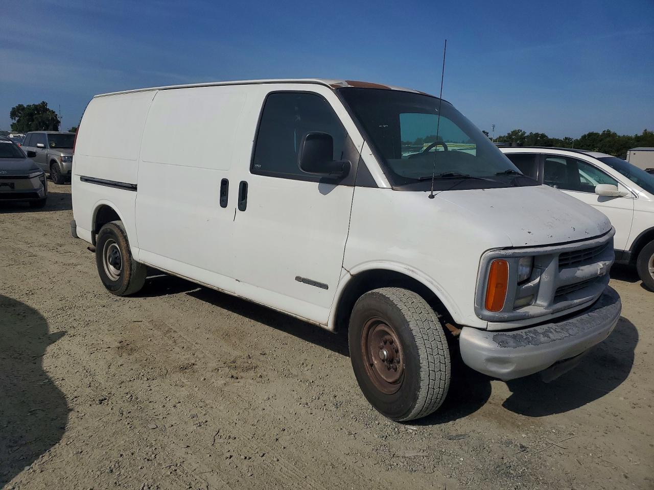 2002 Chevrolet Express G2500 White vin: 1GCGG25R721178126