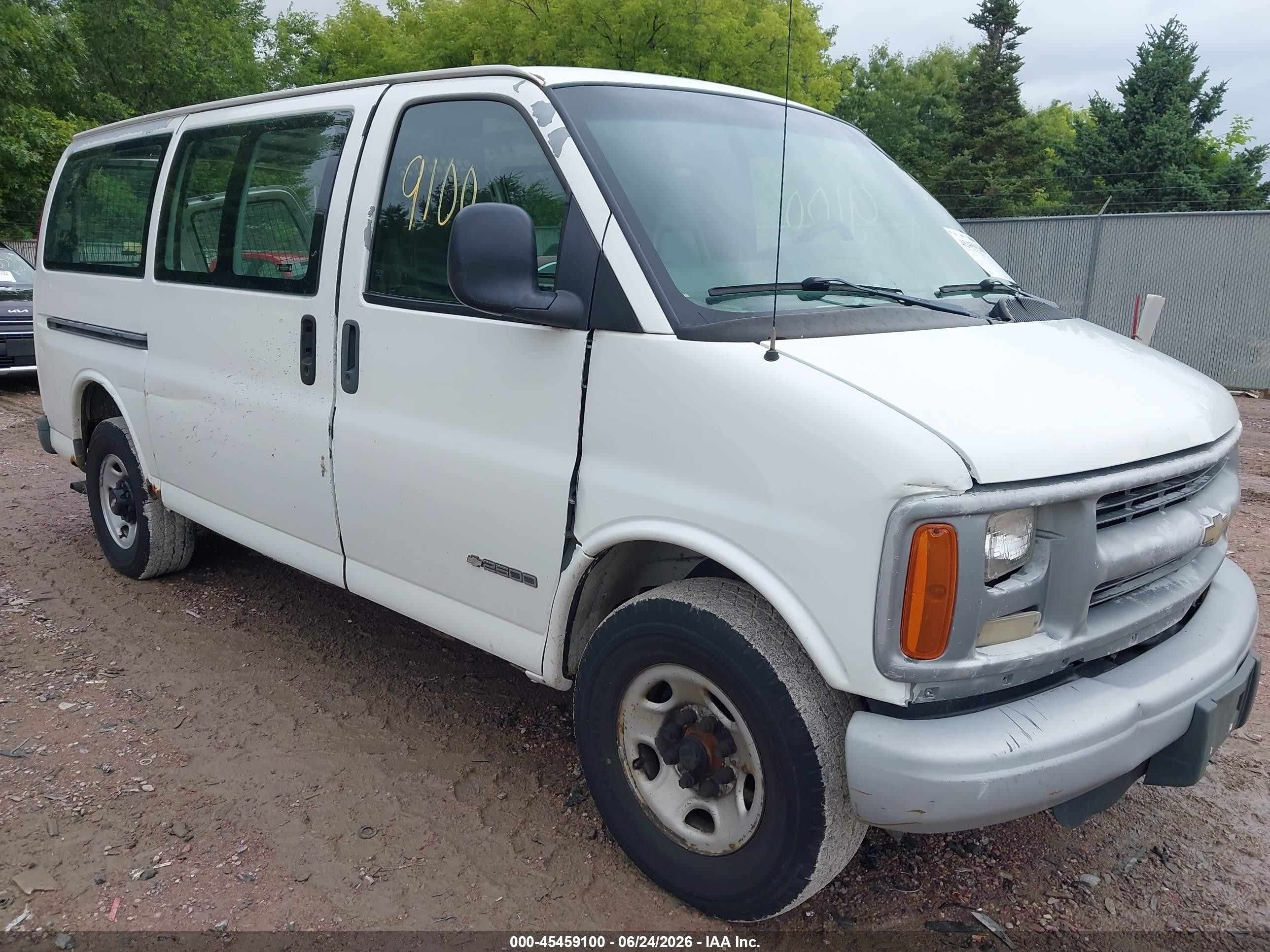 2002 Chevrolet Express   White vin: 1GCGG25R921199754
