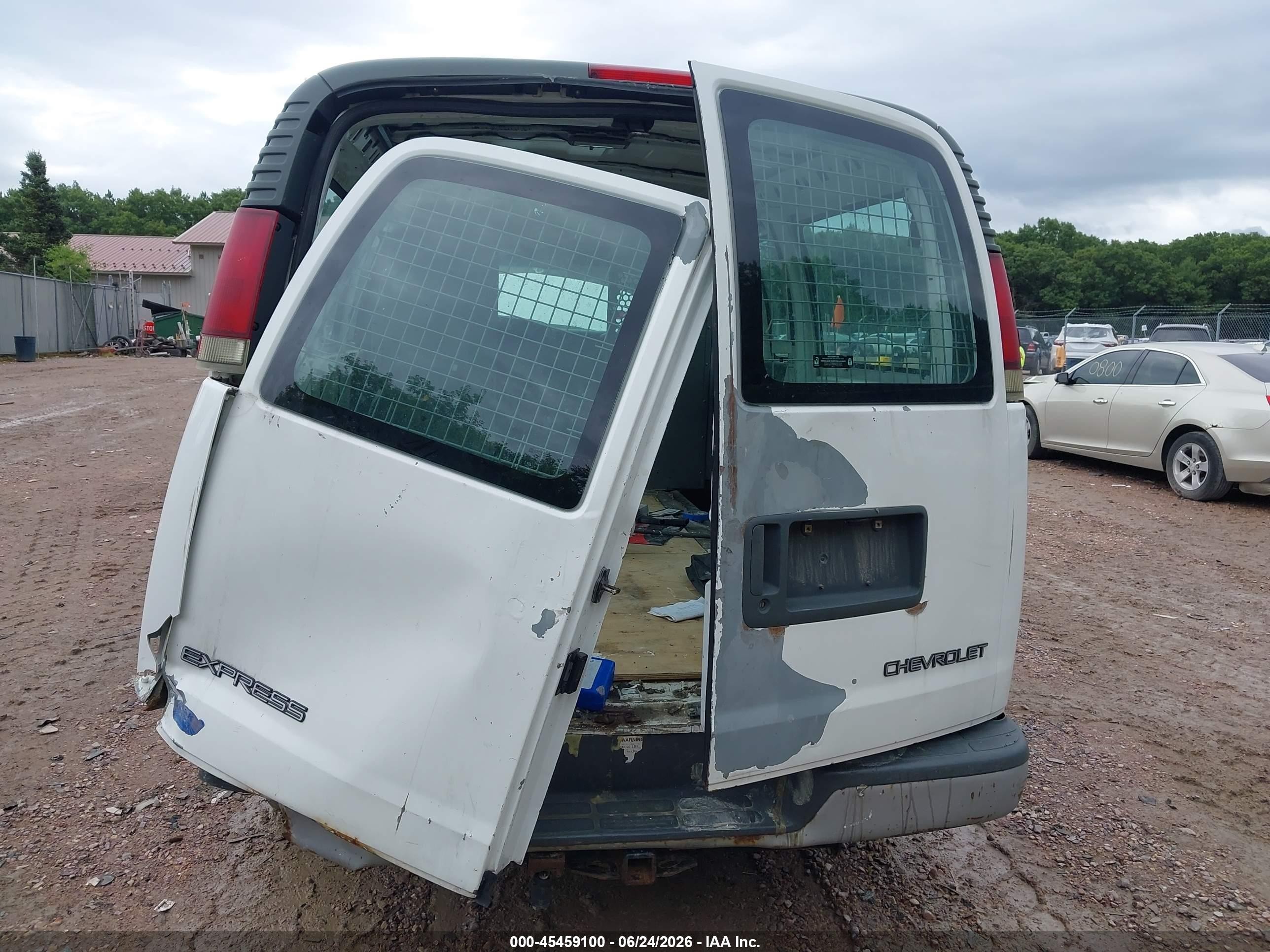2002 Chevrolet Express   White vin: 1GCGG25R921199754