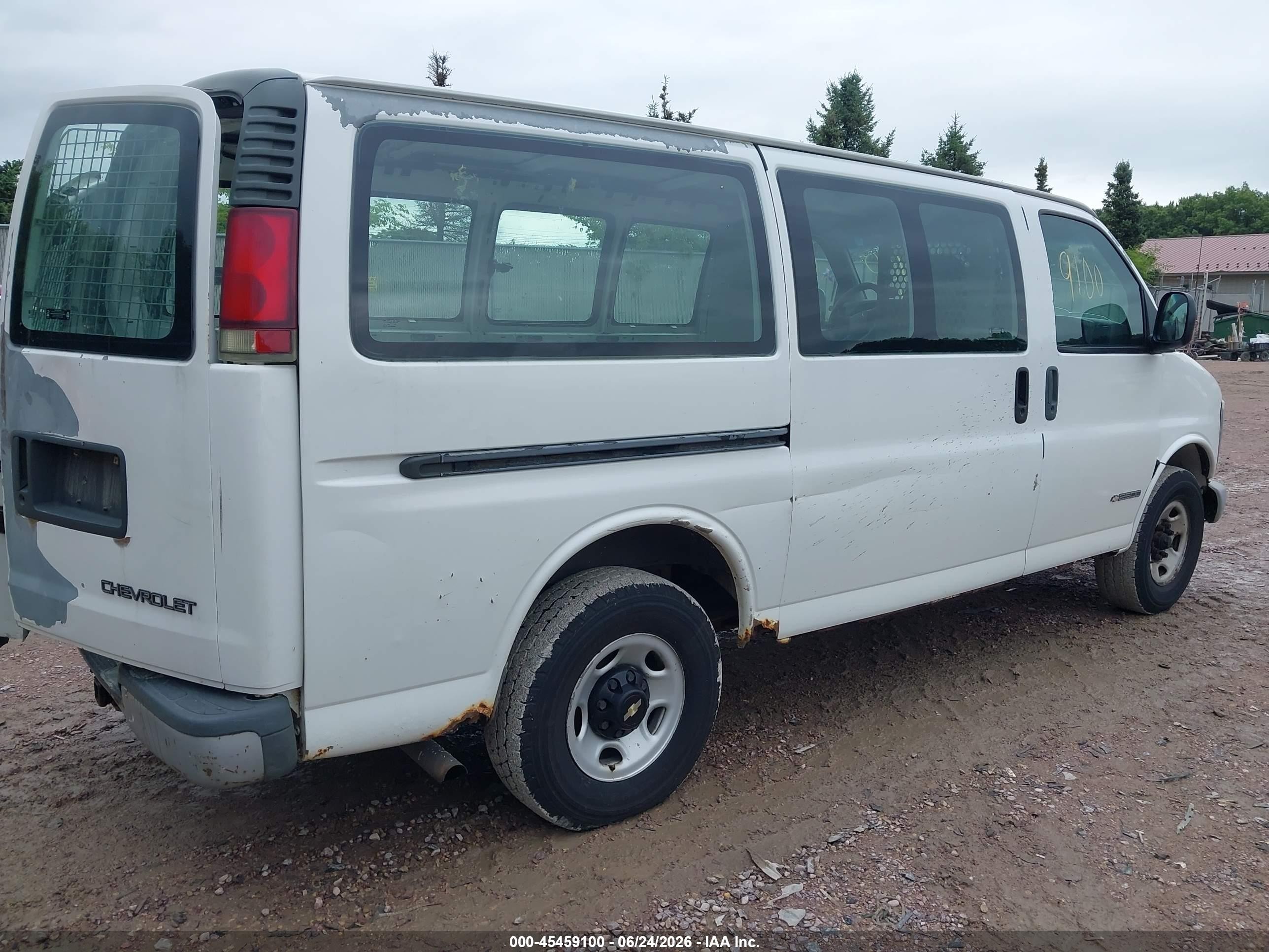 2002 Chevrolet Express   White vin: 1GCGG25R921199754